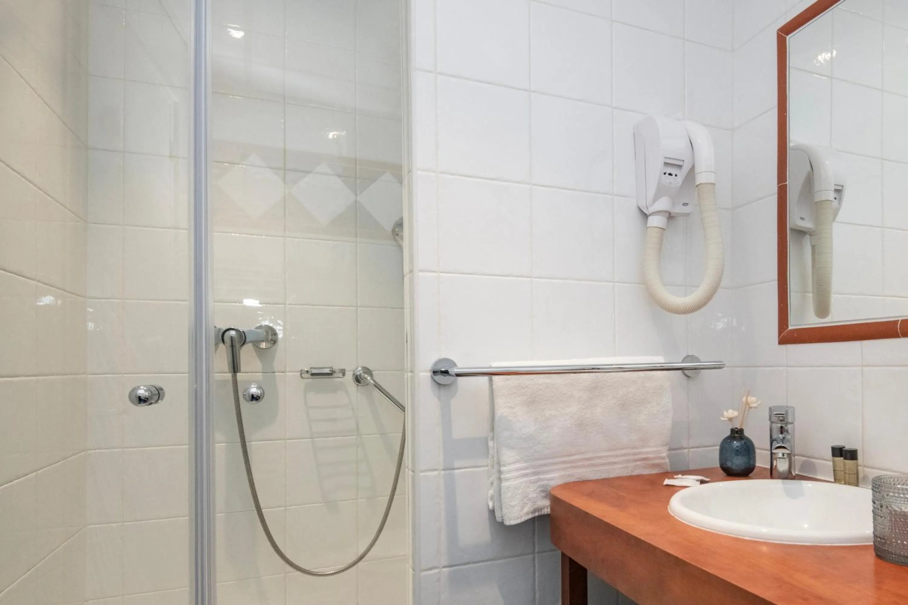 Shower in Hôtel Vendôme Menton