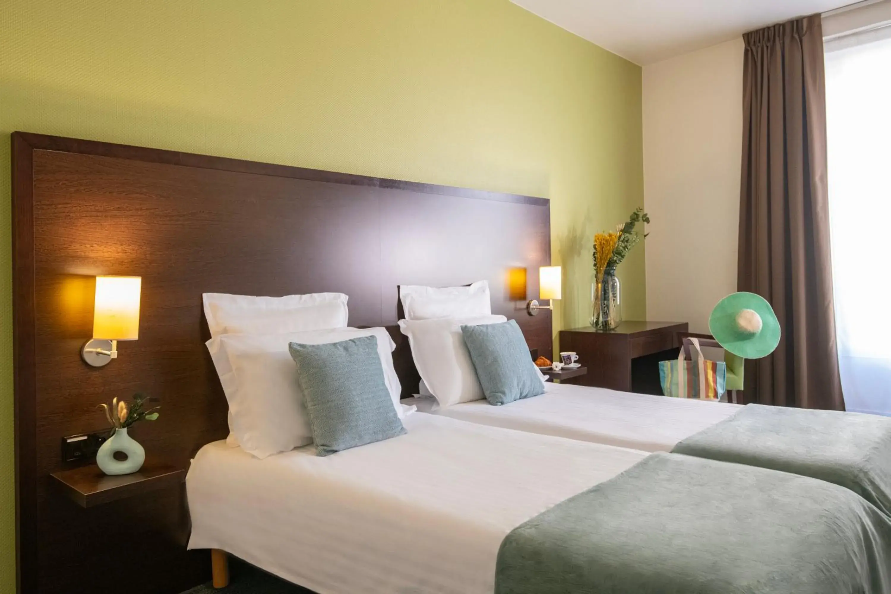 Quadruple Room with Sea View in Hôtel Vendôme Menton Quadruple Room with Sea View in Hôtel Vendôme Menton