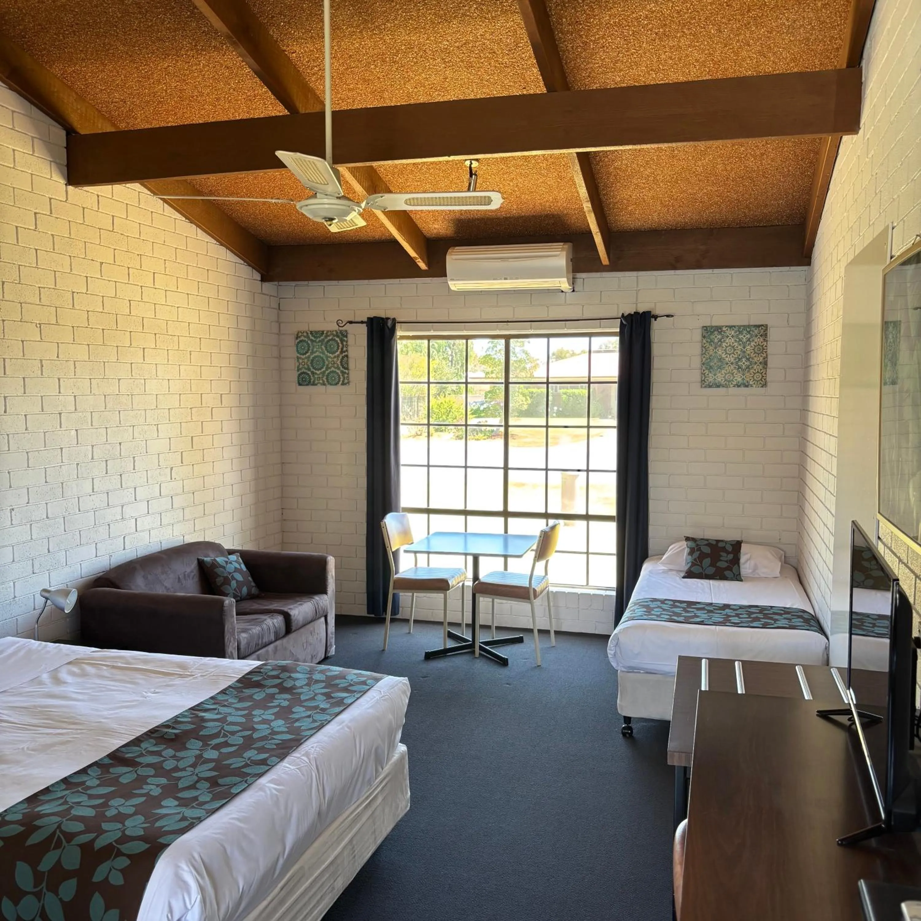 Photo of the whole room, Bed in Bakery Park Motor Inn