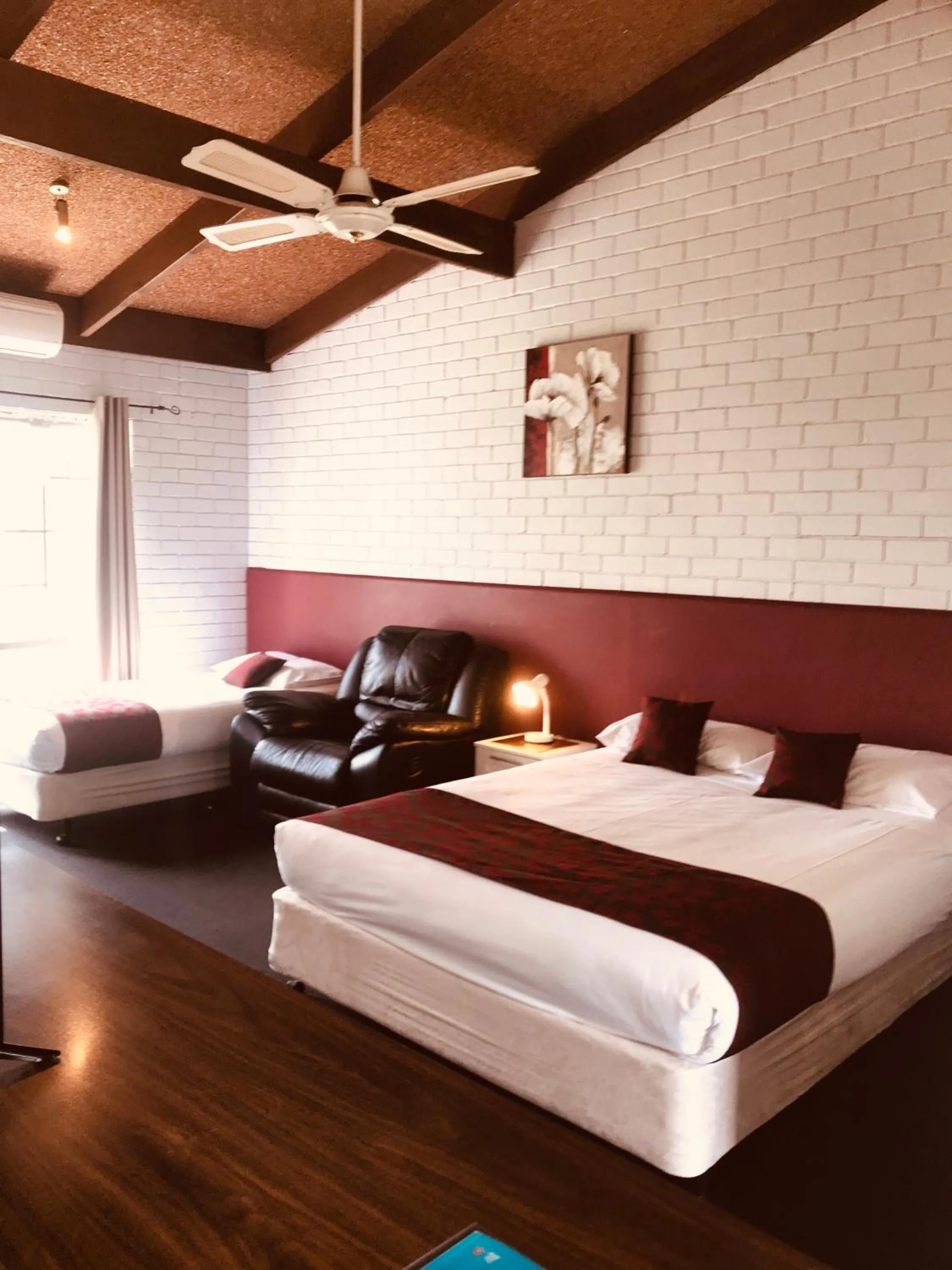 Photo of the whole room, Bed in Bakery Park Motor Inn