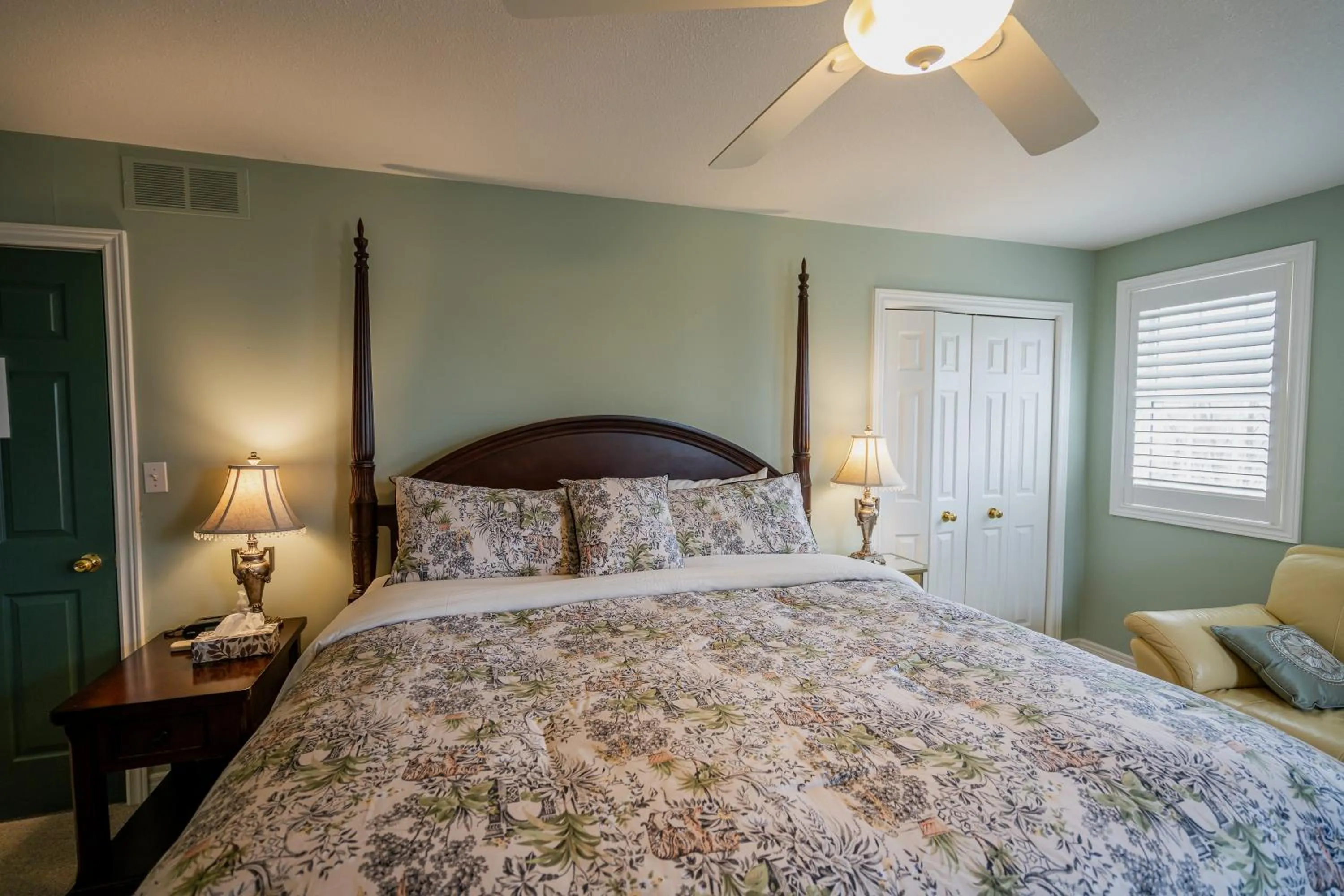 Bedroom, Bed in Old Town Country Landing