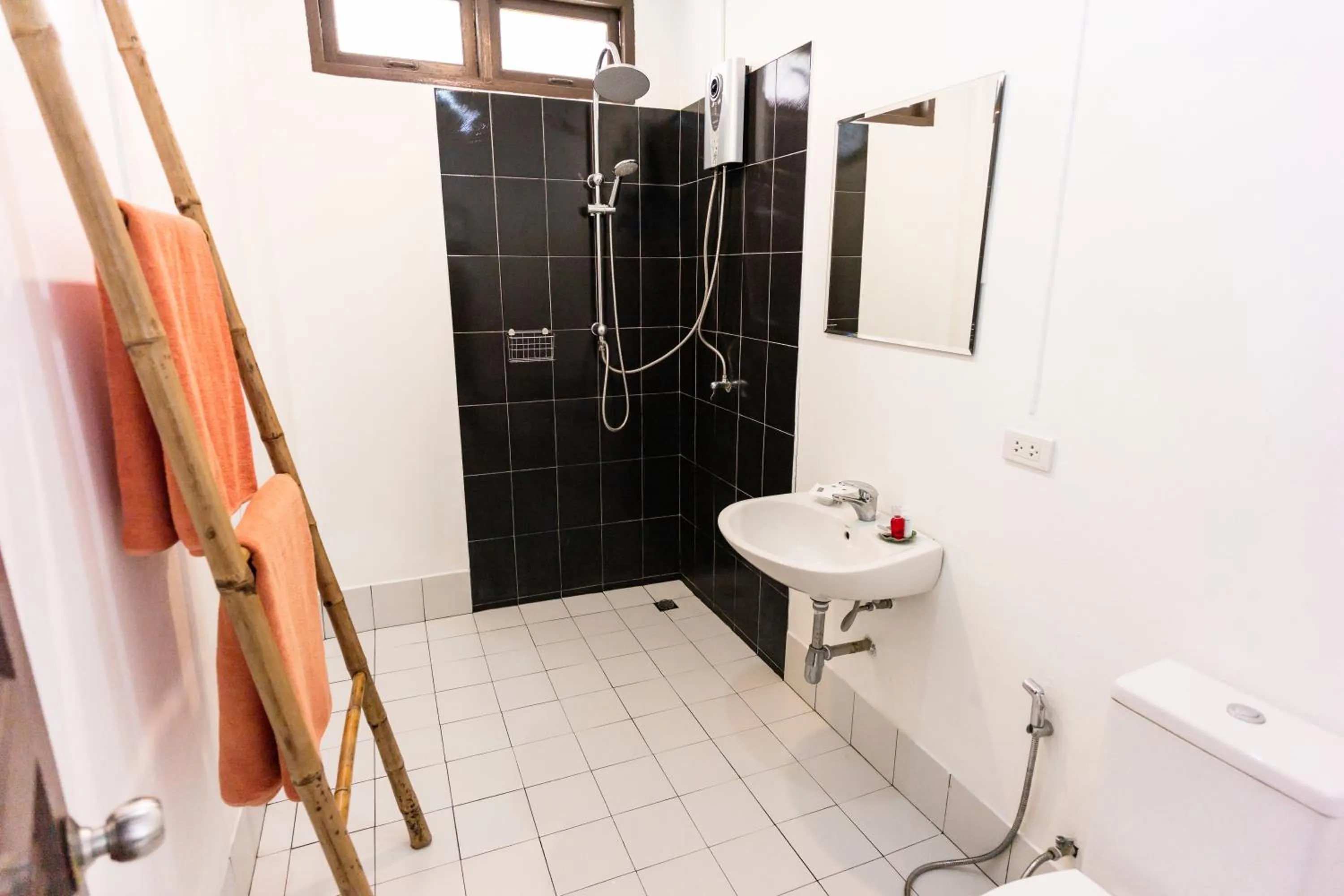 Shower in Mumsa Beach Resort & Restaurant