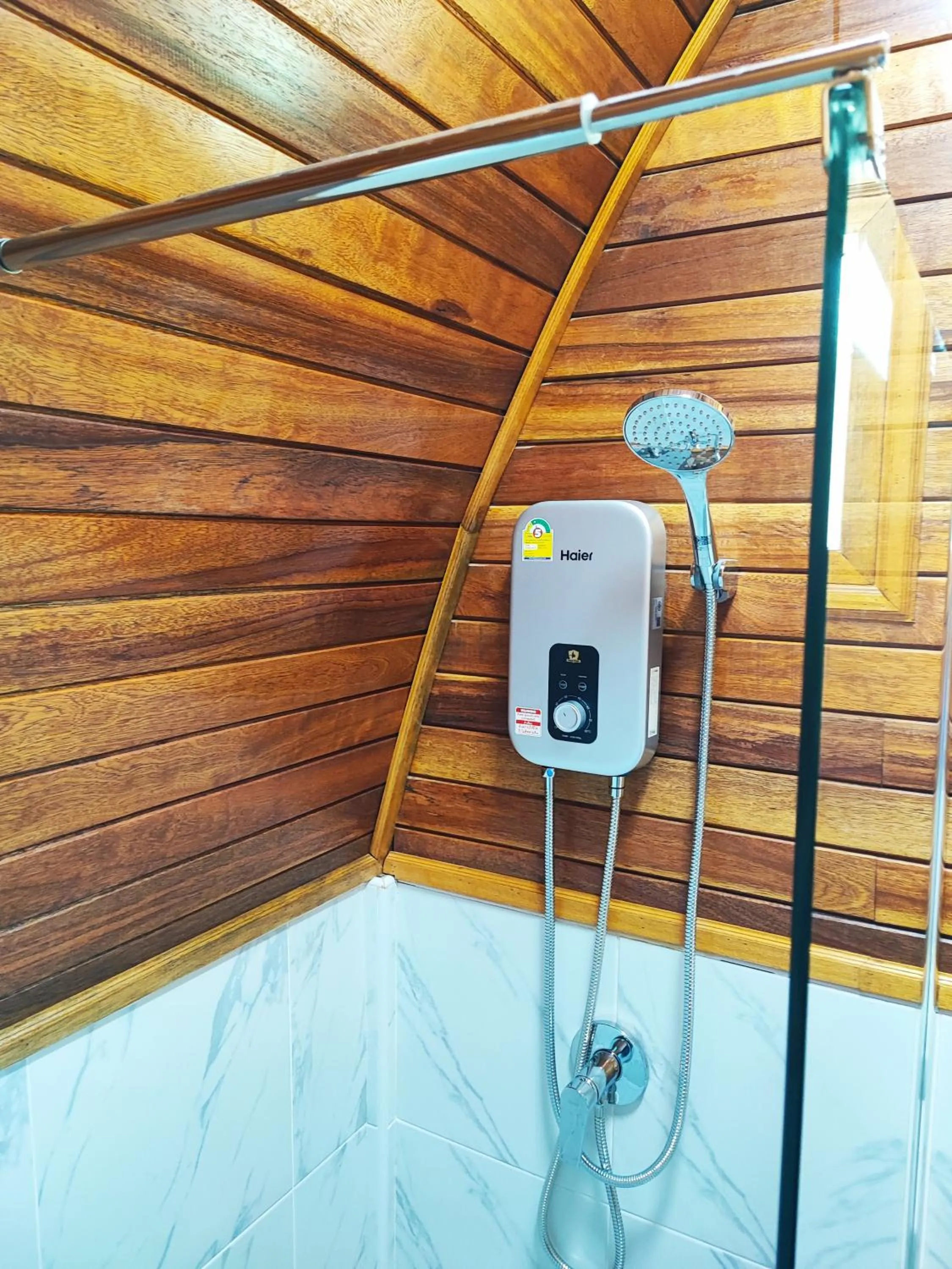 Shower in Mumsa Beach Resort & Restaurant