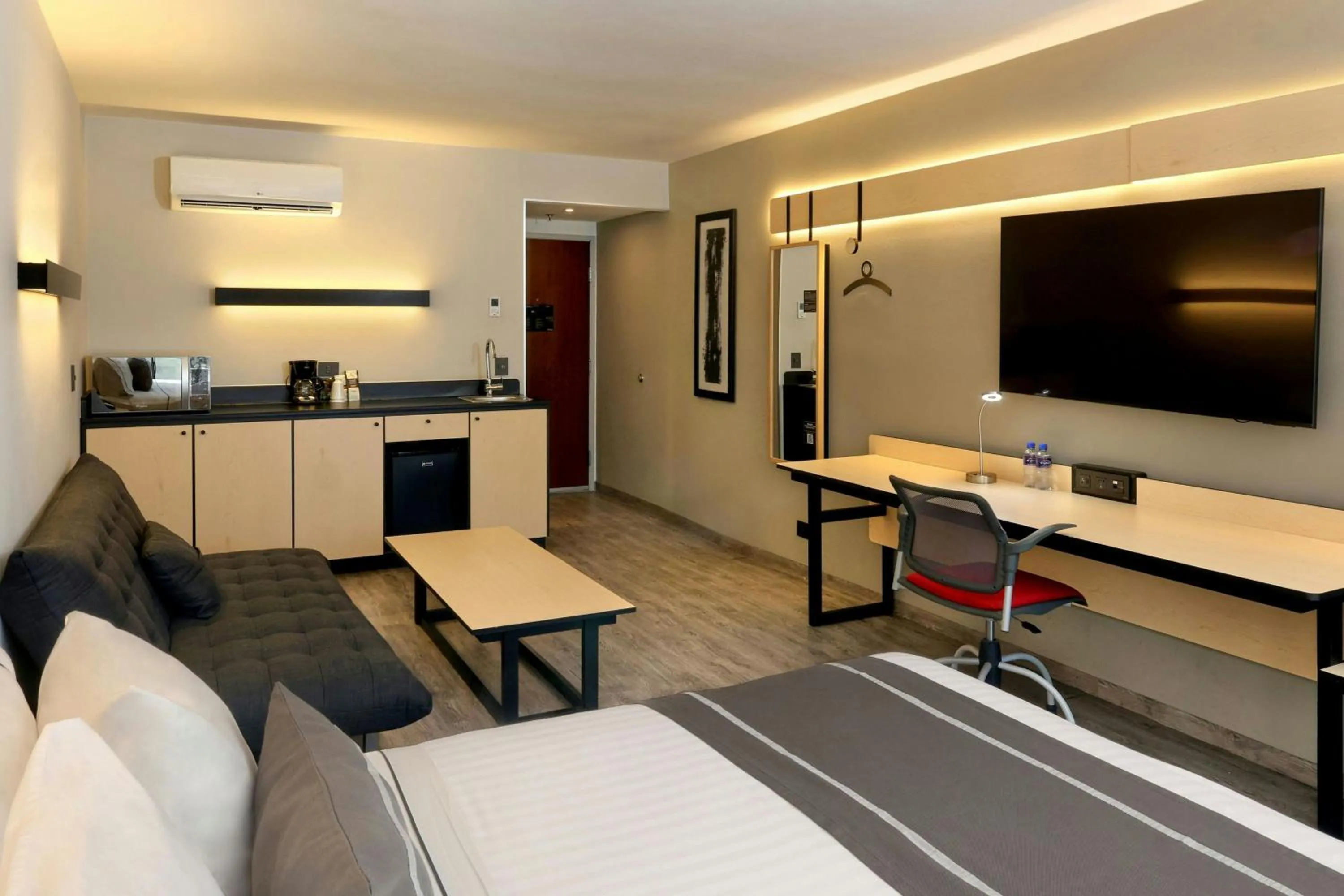 Photo of the whole room in City Express Plus by Marriott Monterrey Galerías