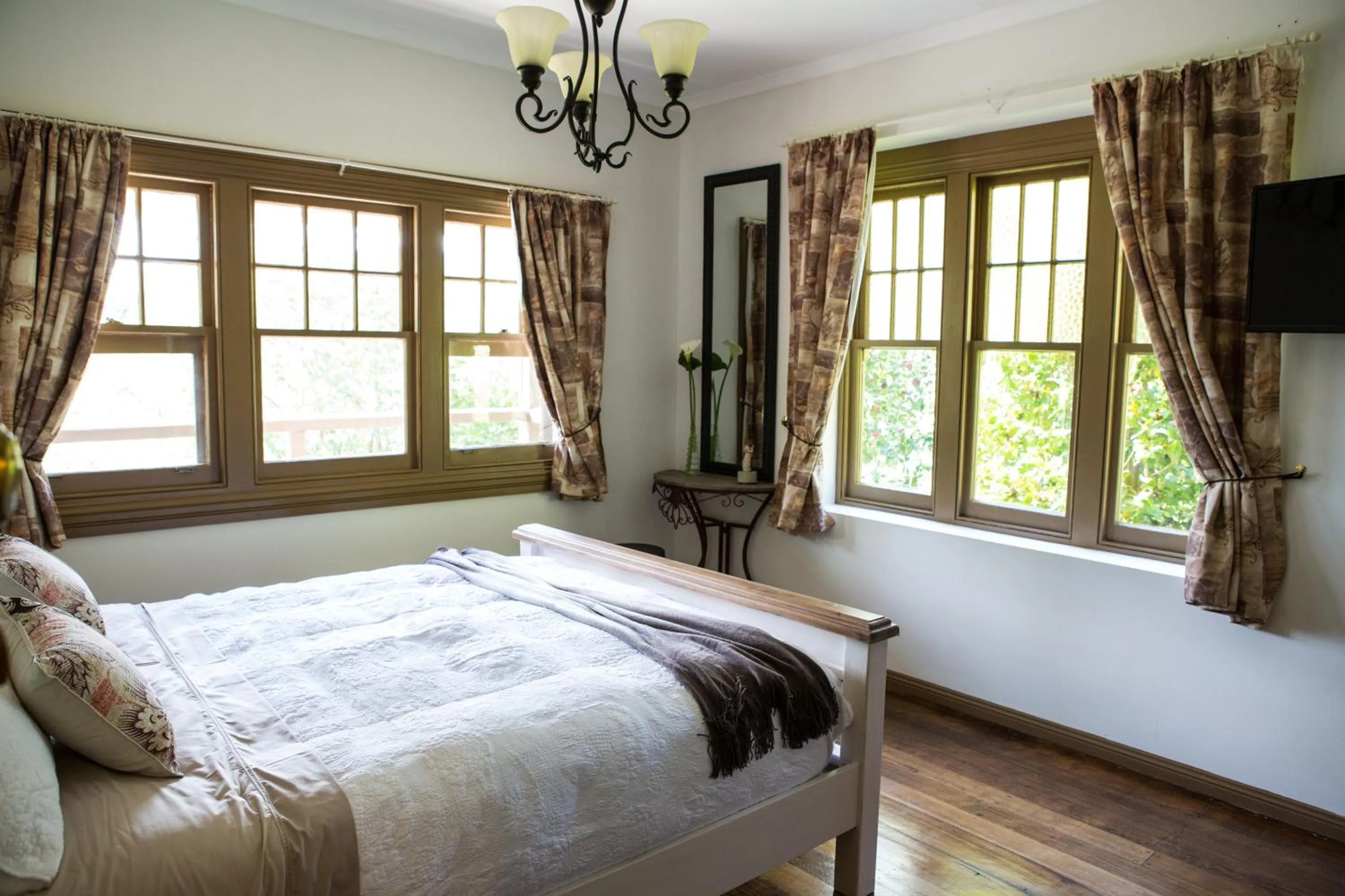 Bedroom, Bed in Buttercup Hill