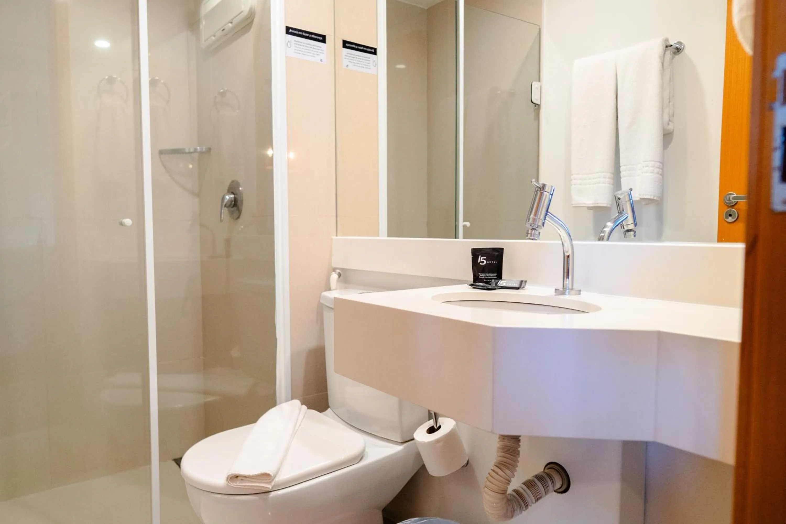 Shower in i5 Hotel Águas Claras