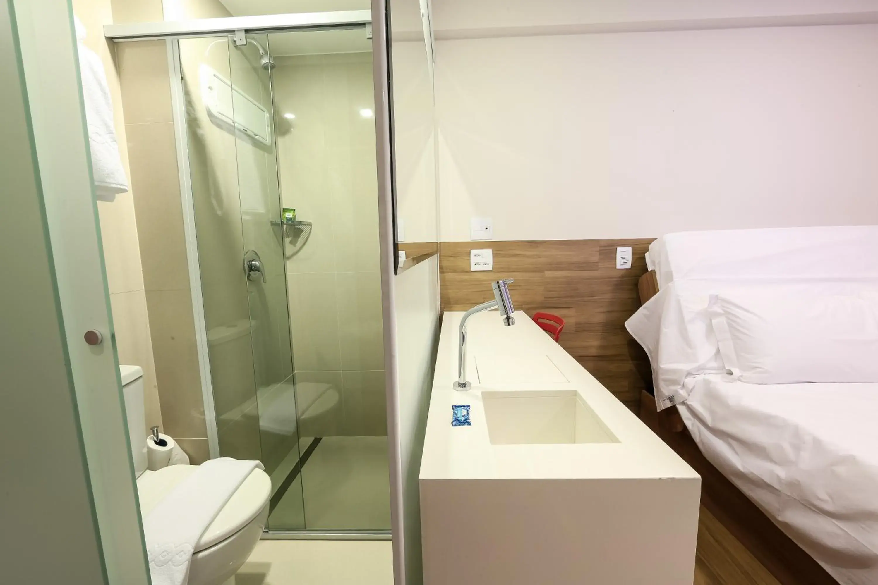 Shower, Bed in i5 Hotel Águas Claras Shower, Bed in i5 Hotel Águas Claras