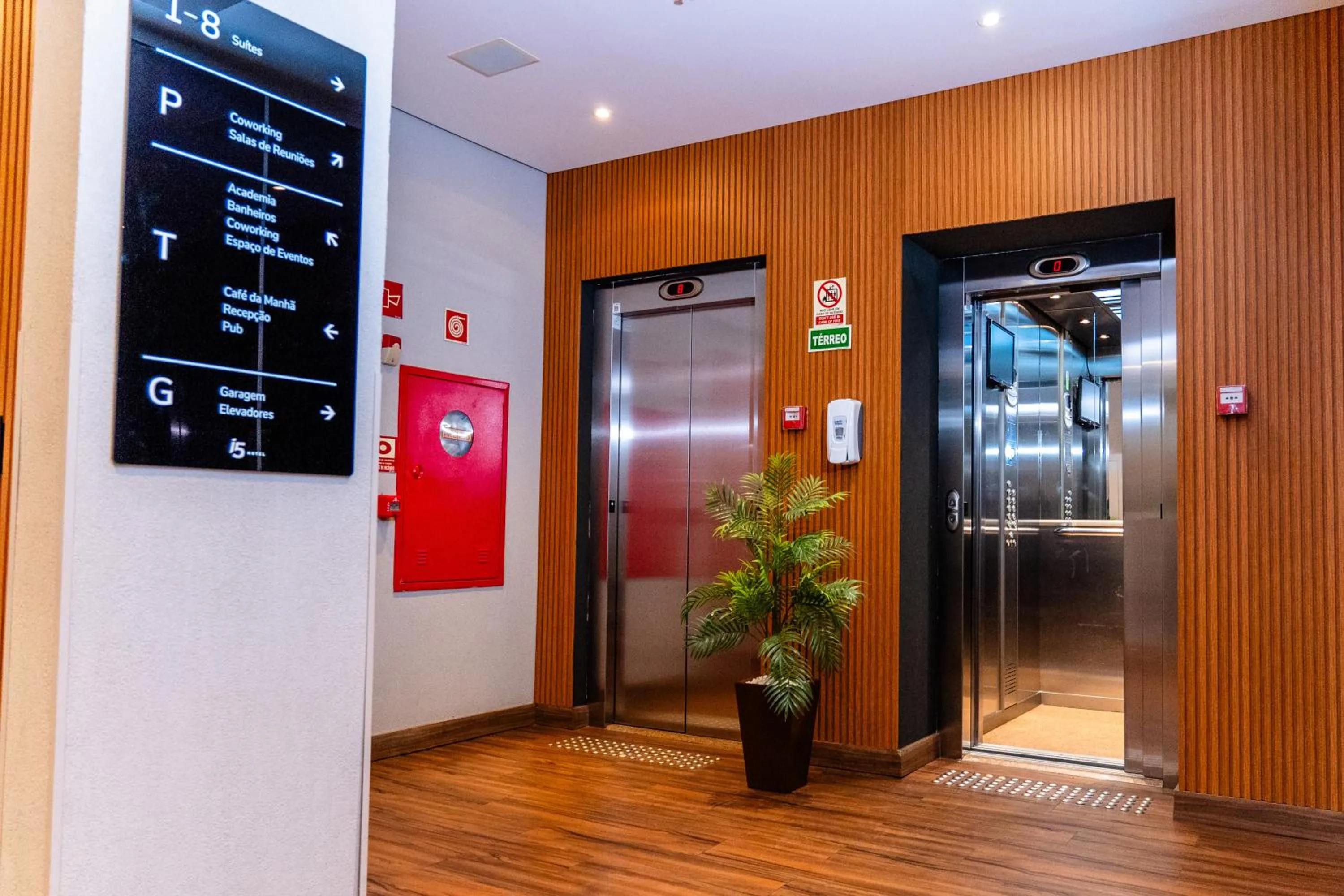 elevator in i5 Hotel Águas Claras