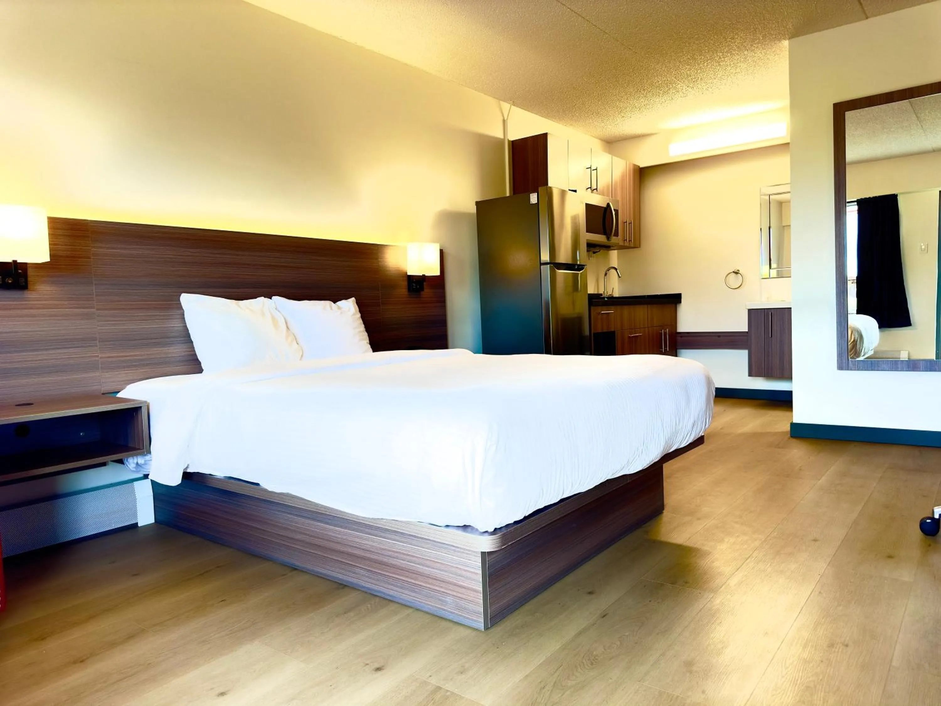 Bedroom, Bed in Westport Inn