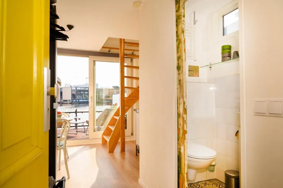 Houseboat studio with canalview and free bikes