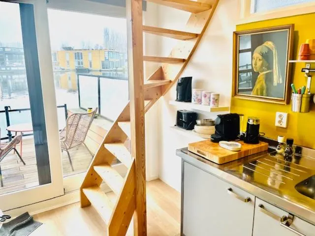 Houseboat studio with canalview and free bikes