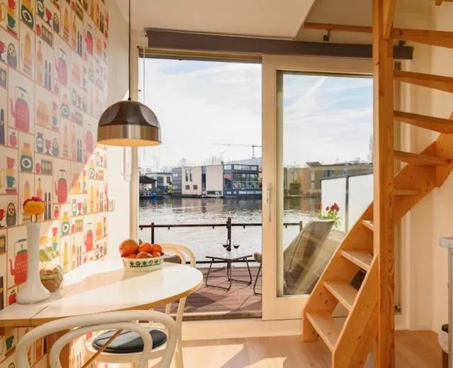 Houseboat studio with canalview and free bikes