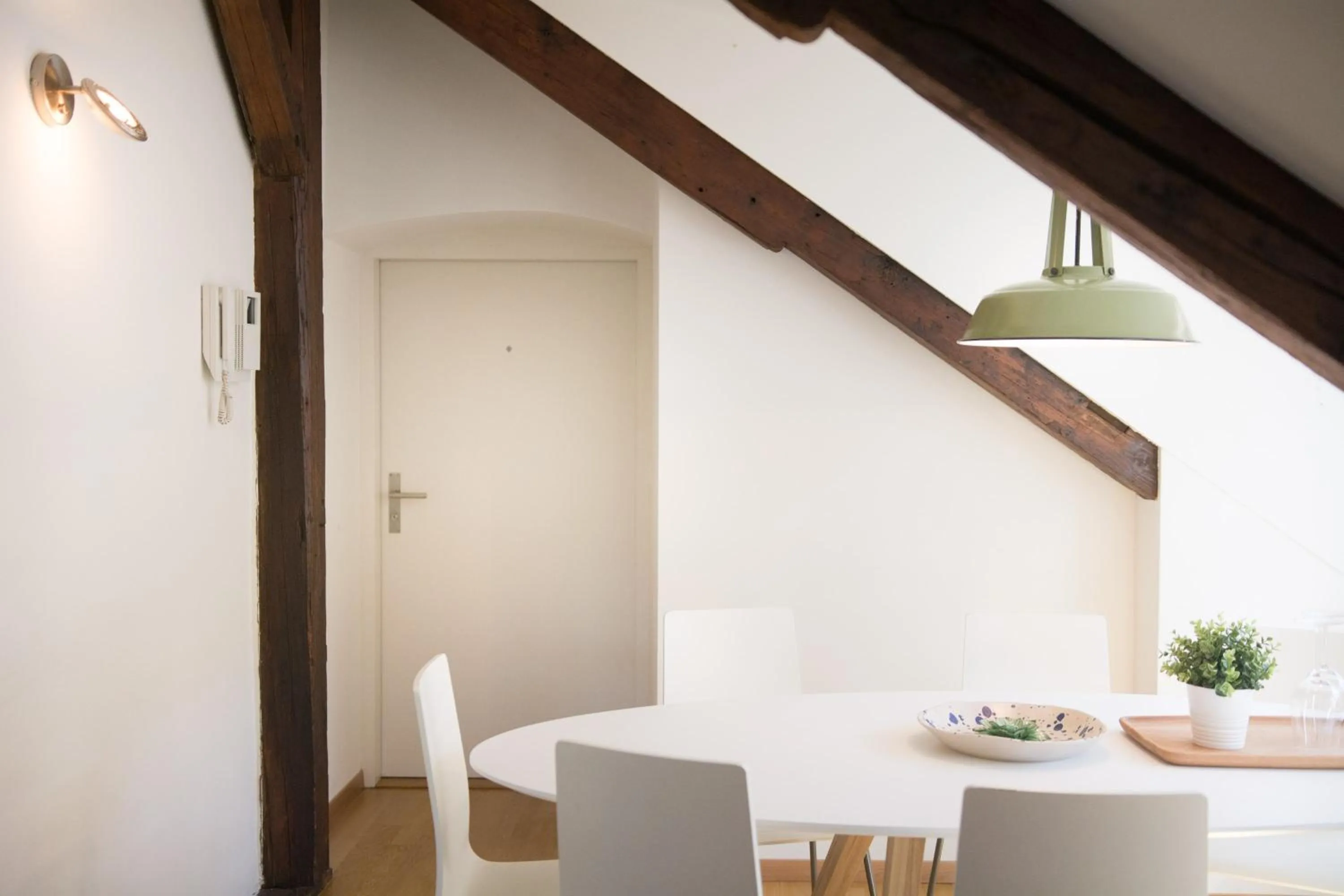Dining area in Lake Side Location Bellevue