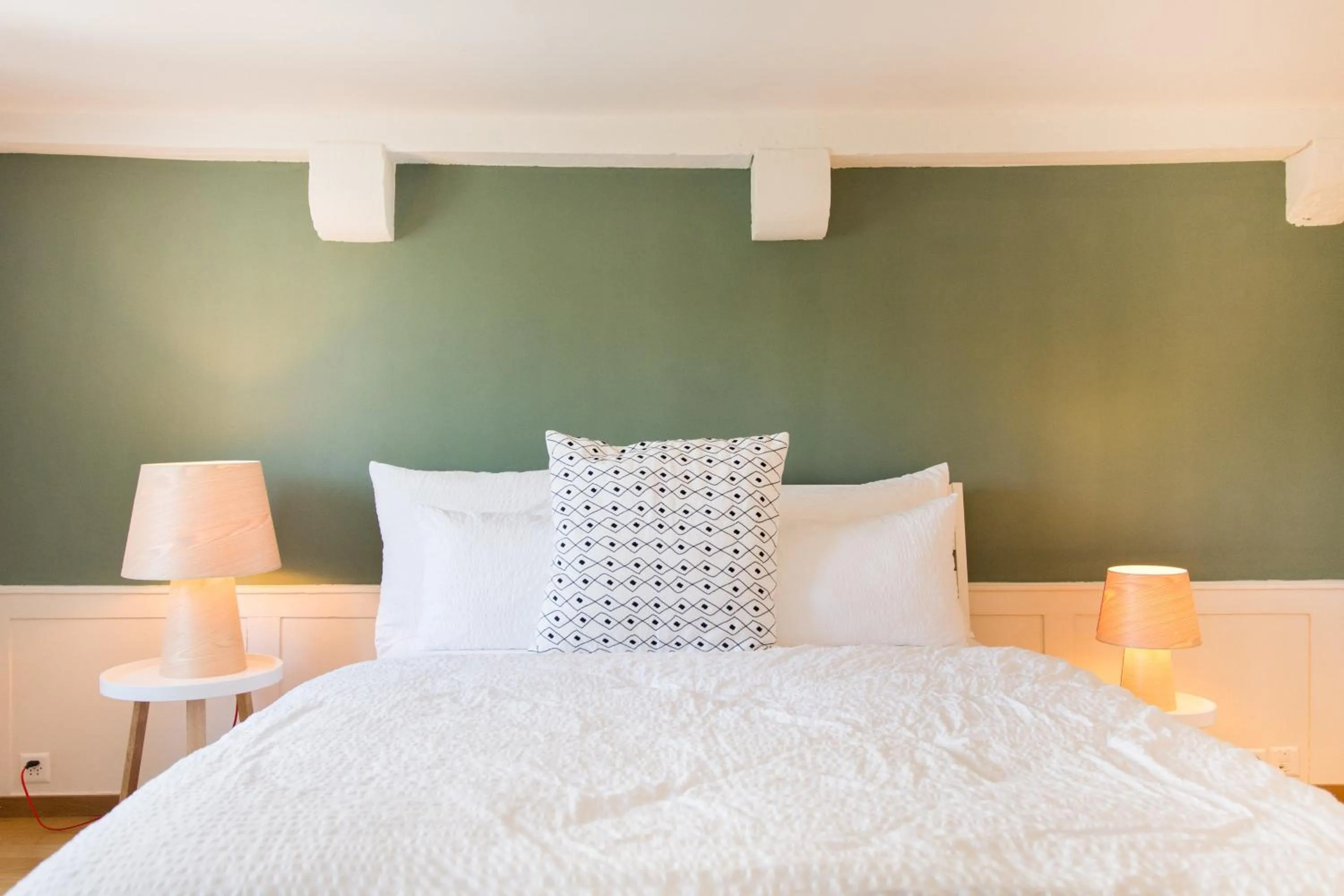 Bedroom, Bed in Lake Side Location Bellevue