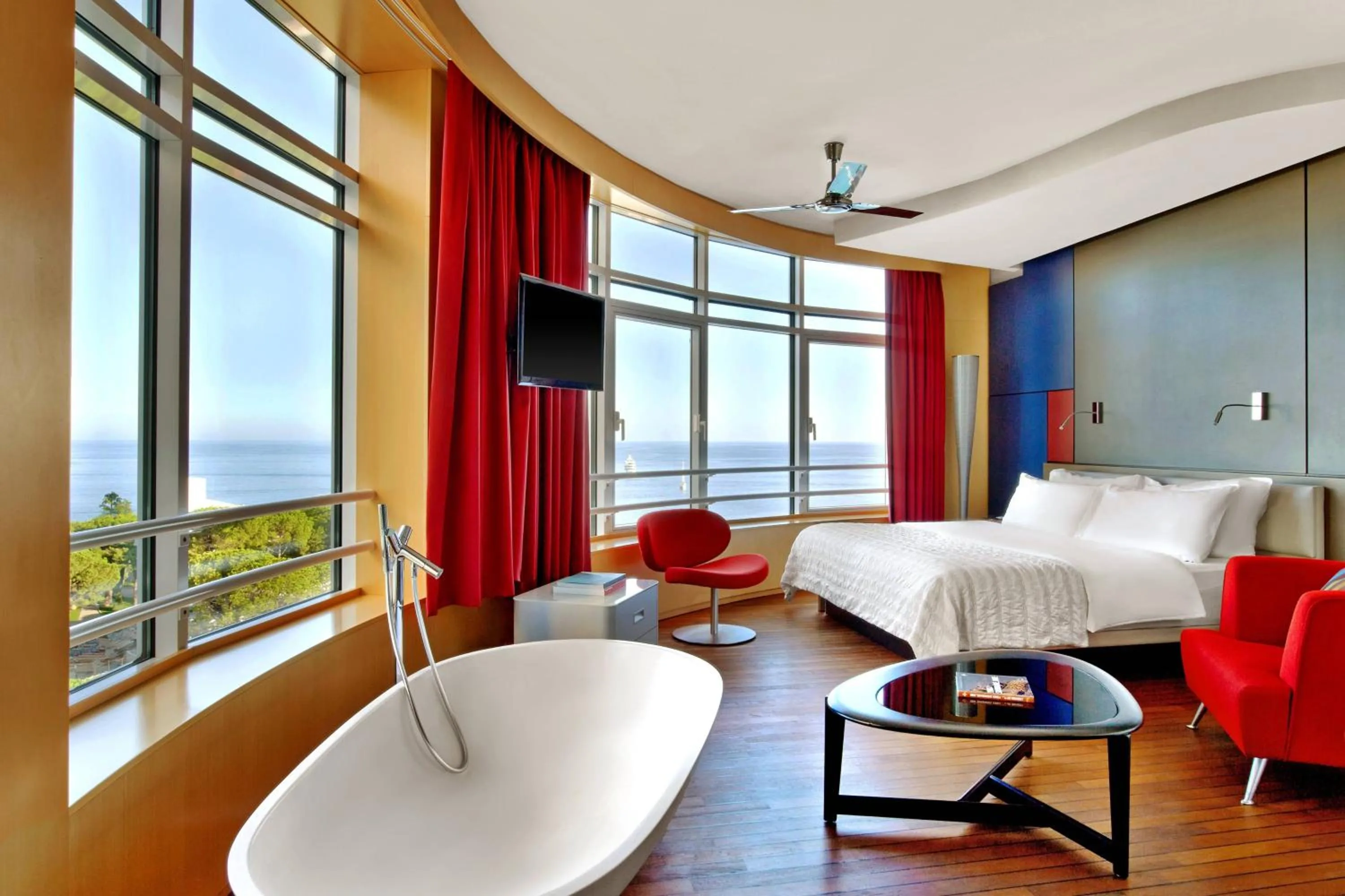 Photo of the whole room, Bed in Le Méridien Beach Plaza