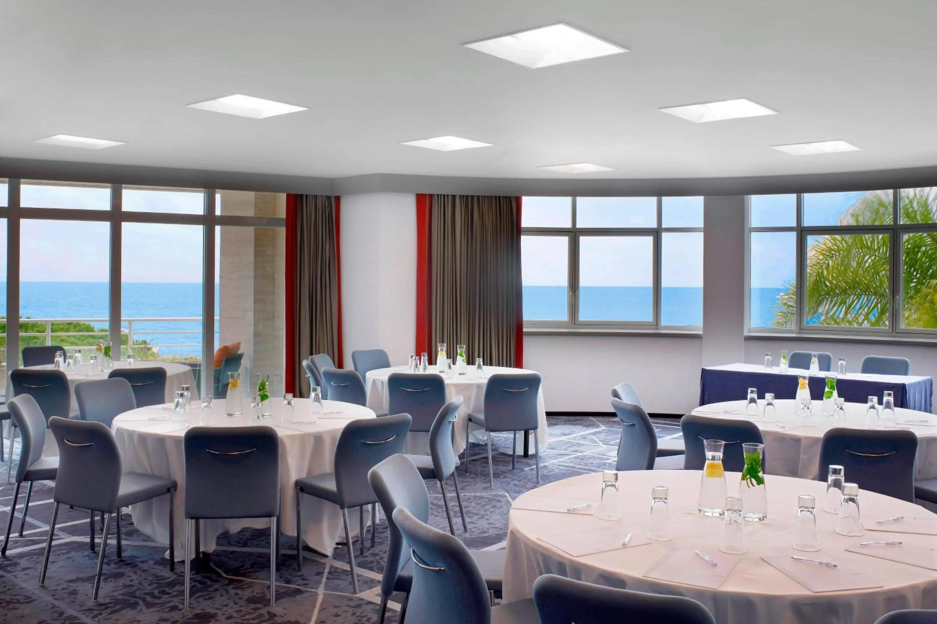 Meeting/conference room in Le Méridien Beach Plaza