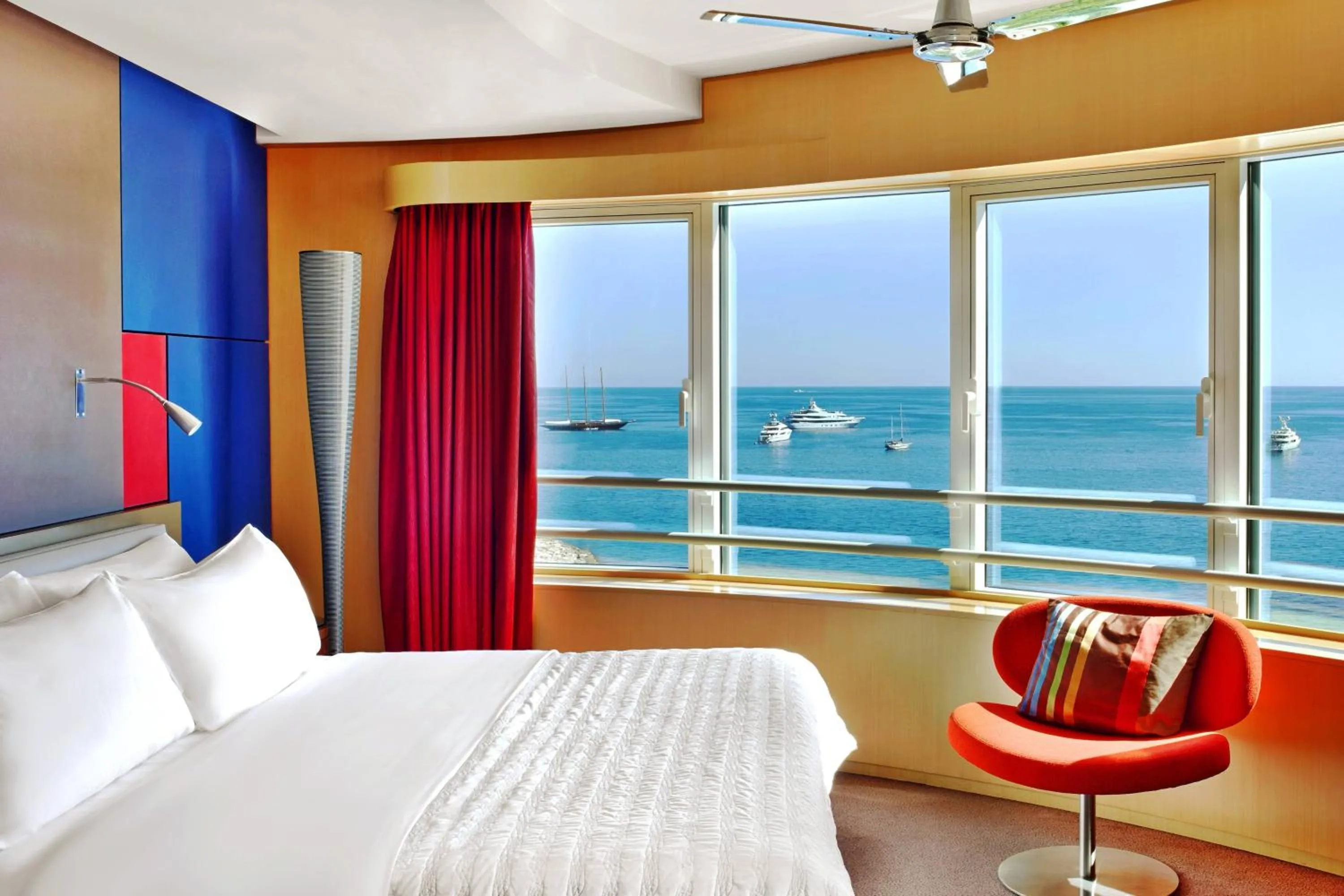 Photo of the whole room, Bed in Le Méridien Beach Plaza