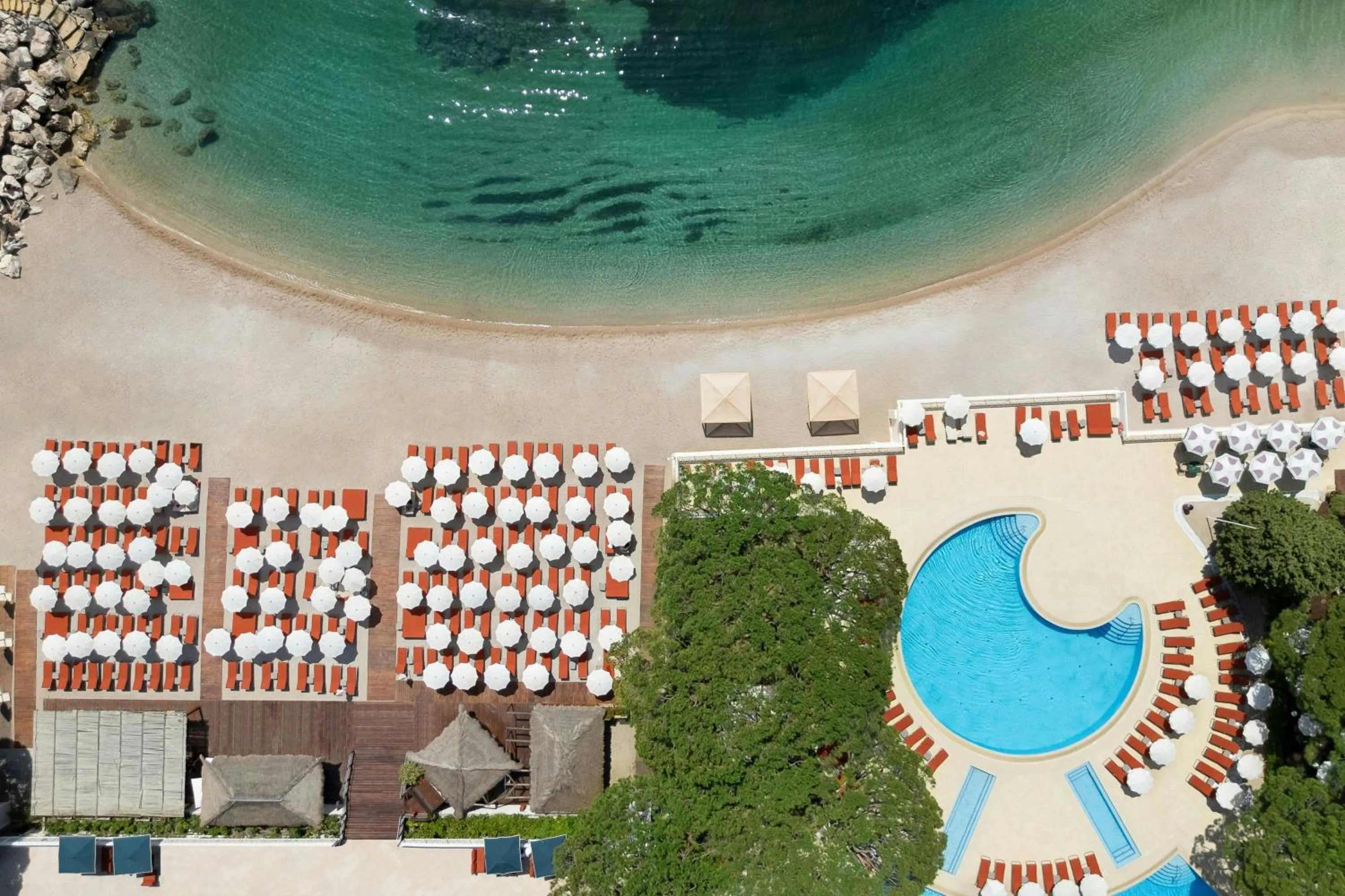 Swimming pool in Le Méridien Beach Plaza