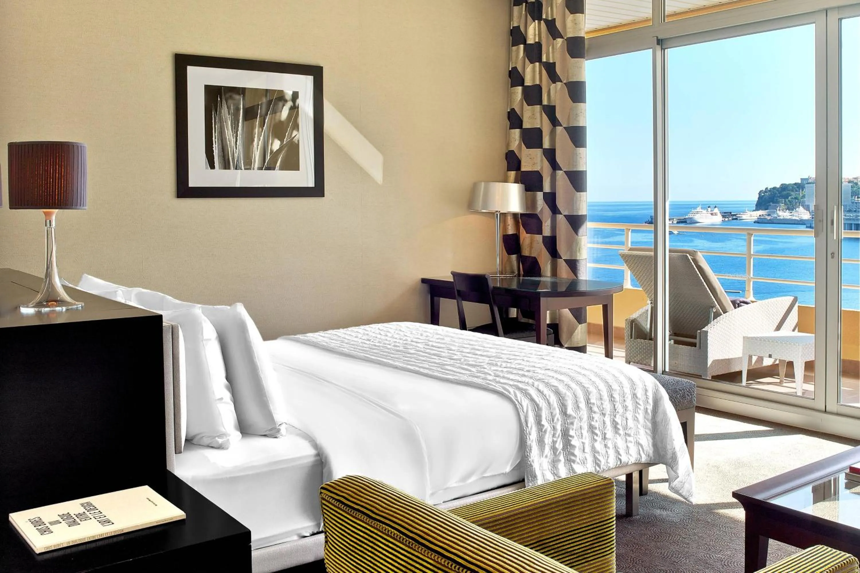 Photo of the whole room, Bed in Le Méridien Beach Plaza