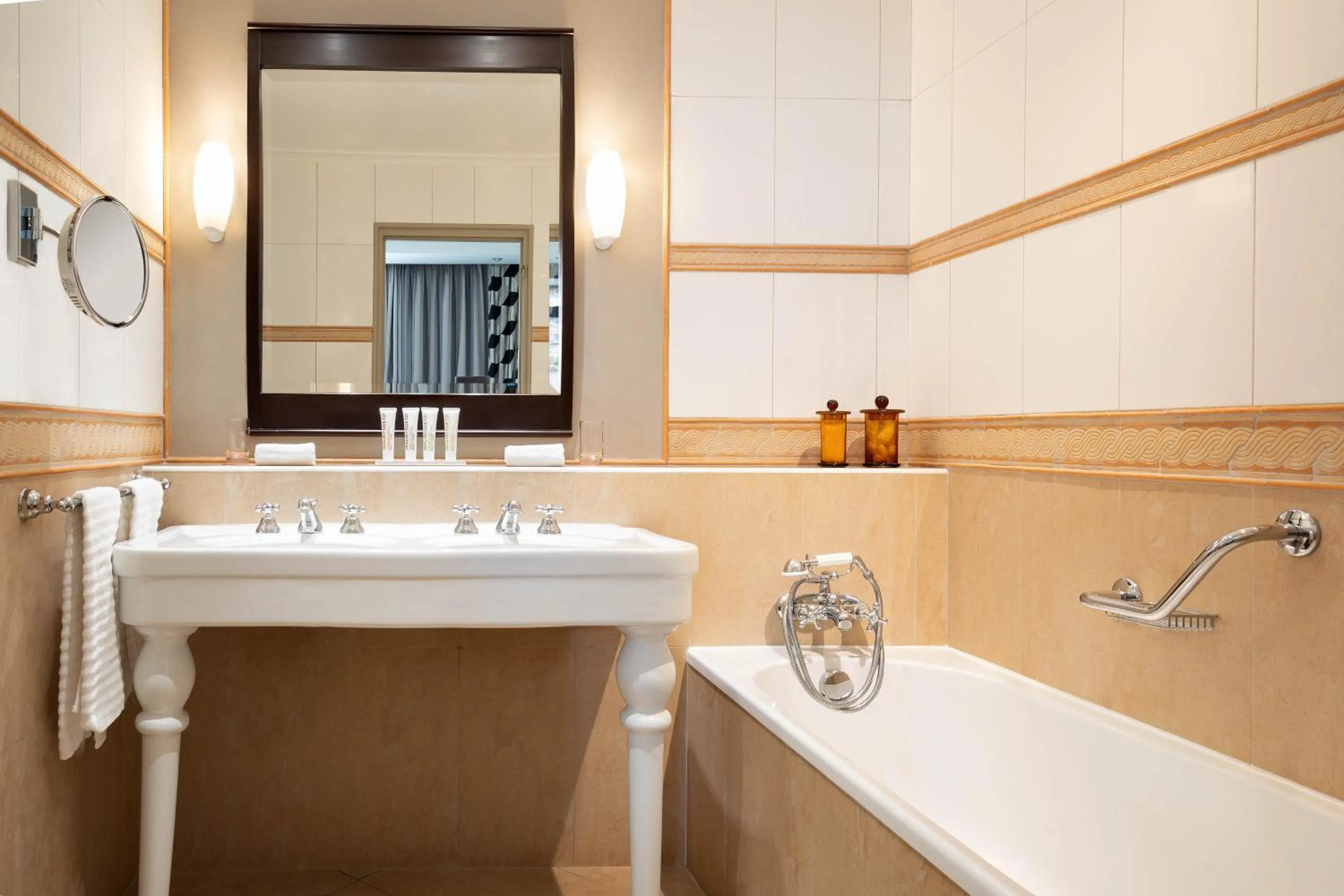 Bathroom in Le Méridien Beach Plaza