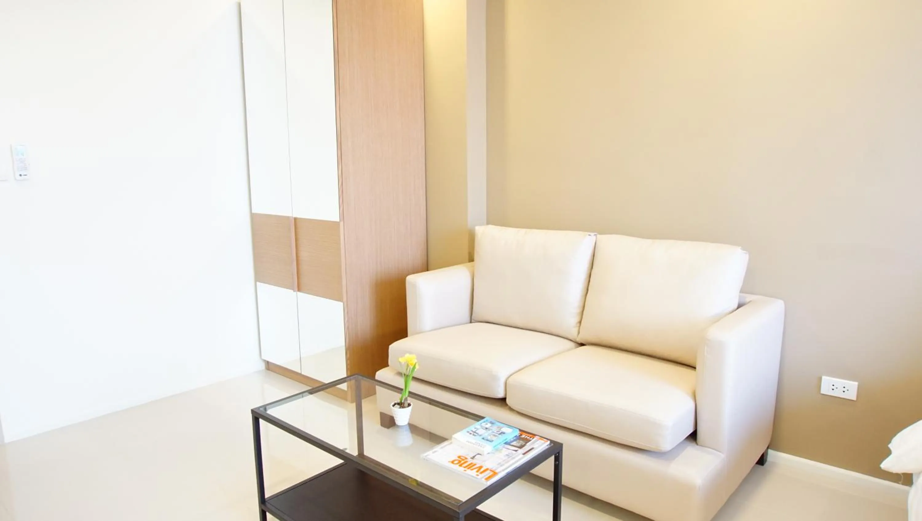 Seating area in 185 Residence