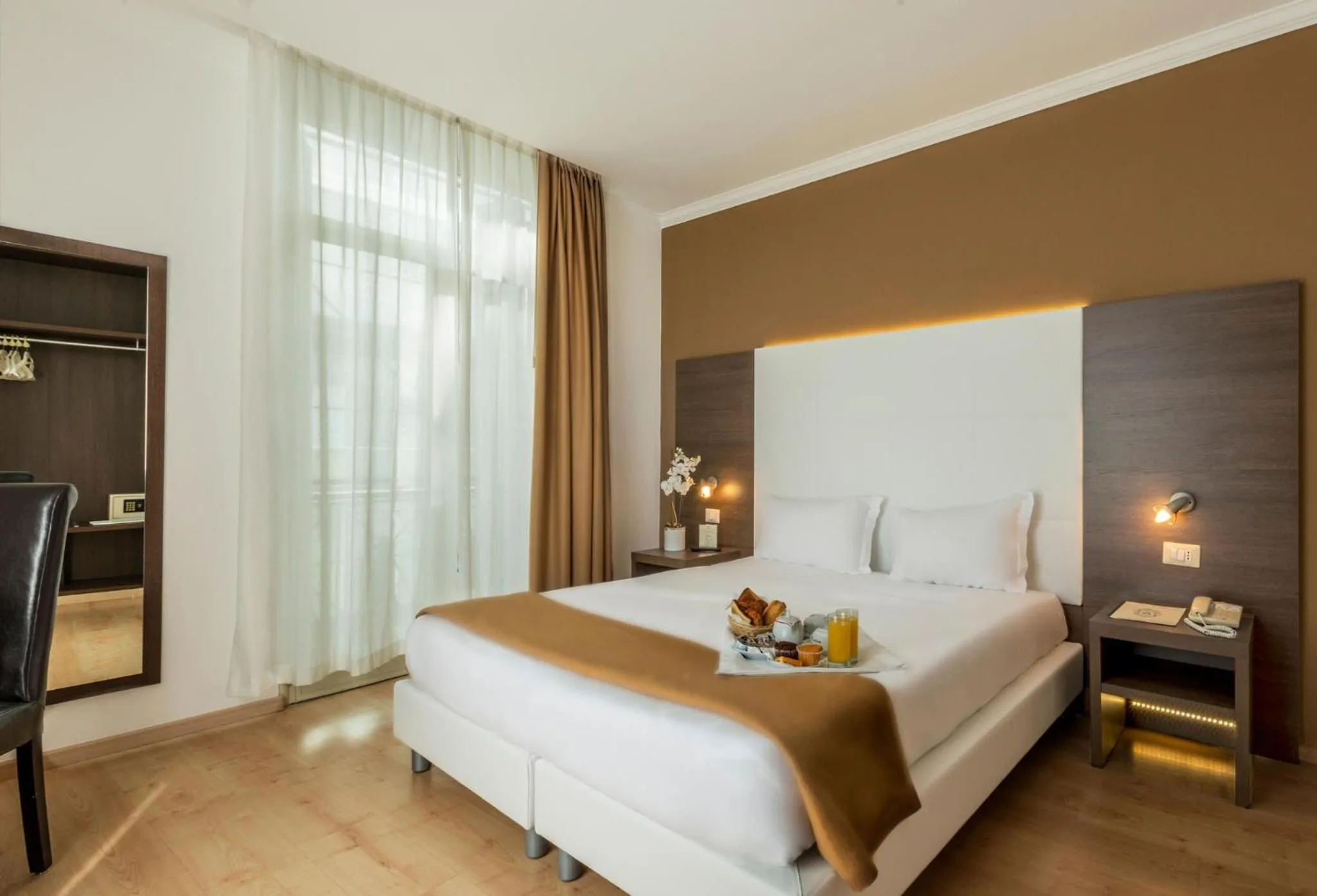 Bed in Ambassador-Monaco