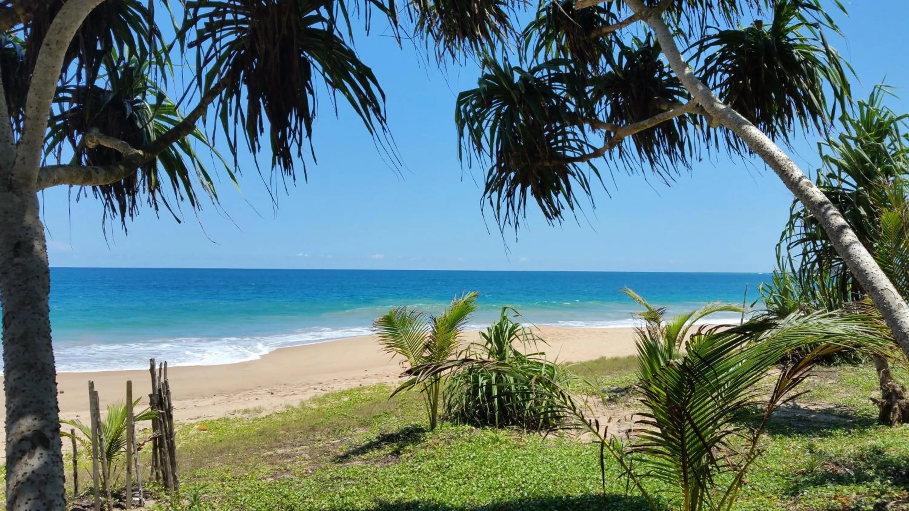 Lanka Beach Boutique Bungalows & Grand Villa