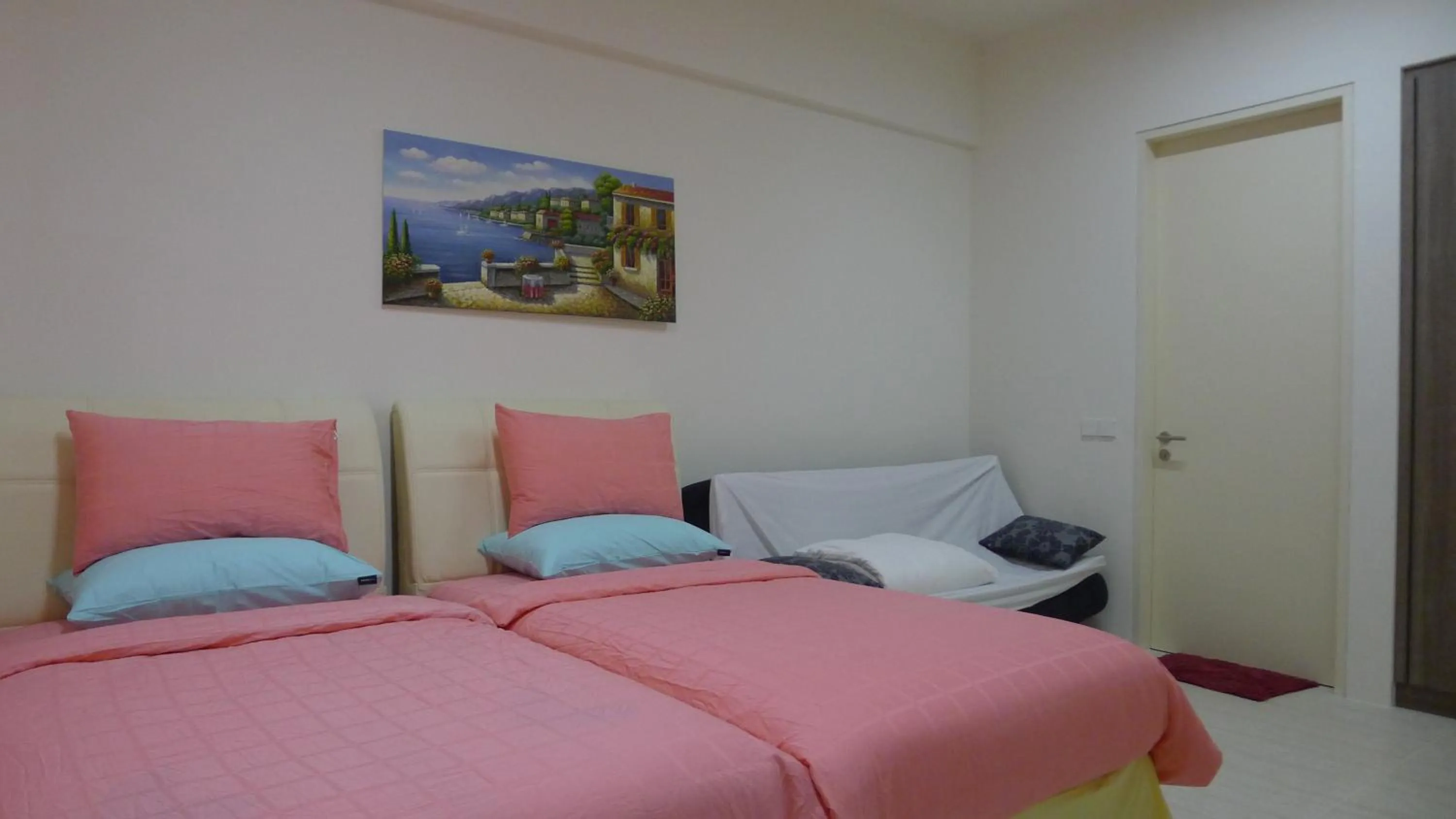 Bed in By The Sea @ Cozy Beachfront Home