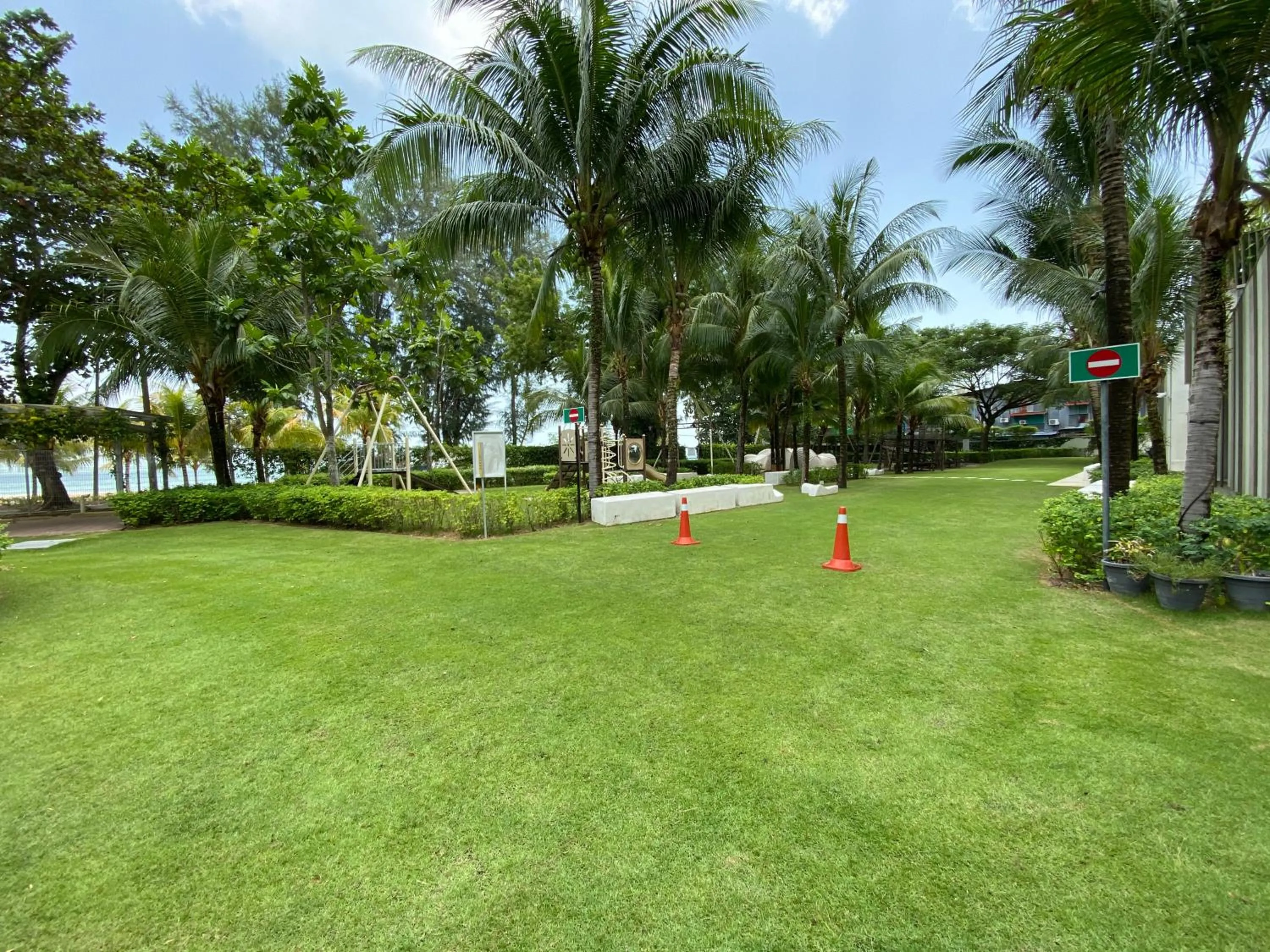 By The Sea @ Cozy Beachfront Home