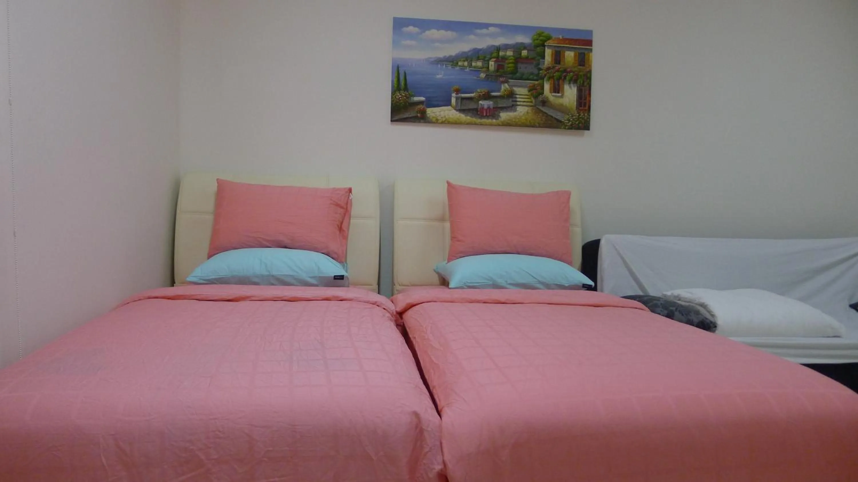 Bed in By The Sea @ Cozy Beachfront Home