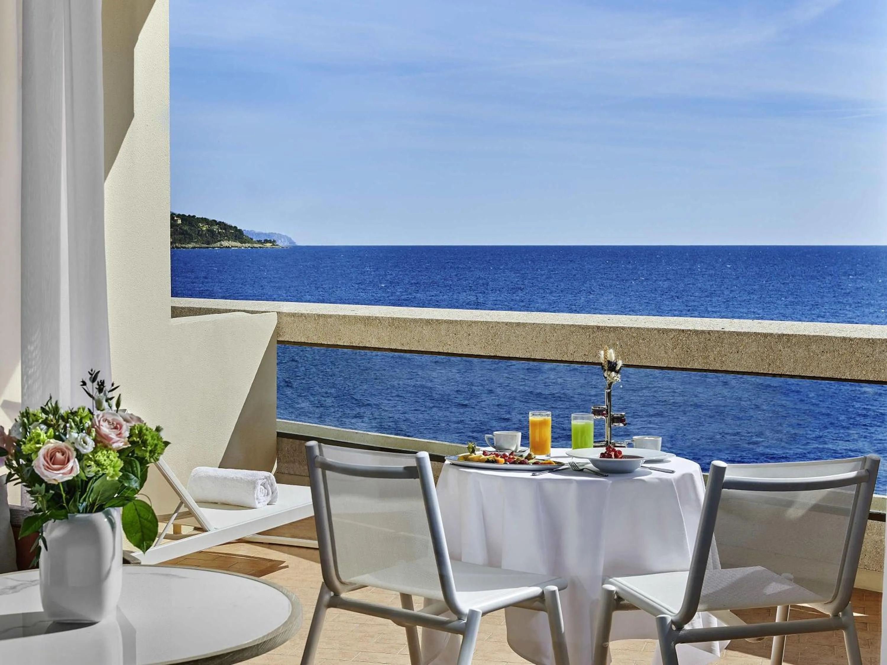 Photo of the whole room in Fairmont Monte Carlo