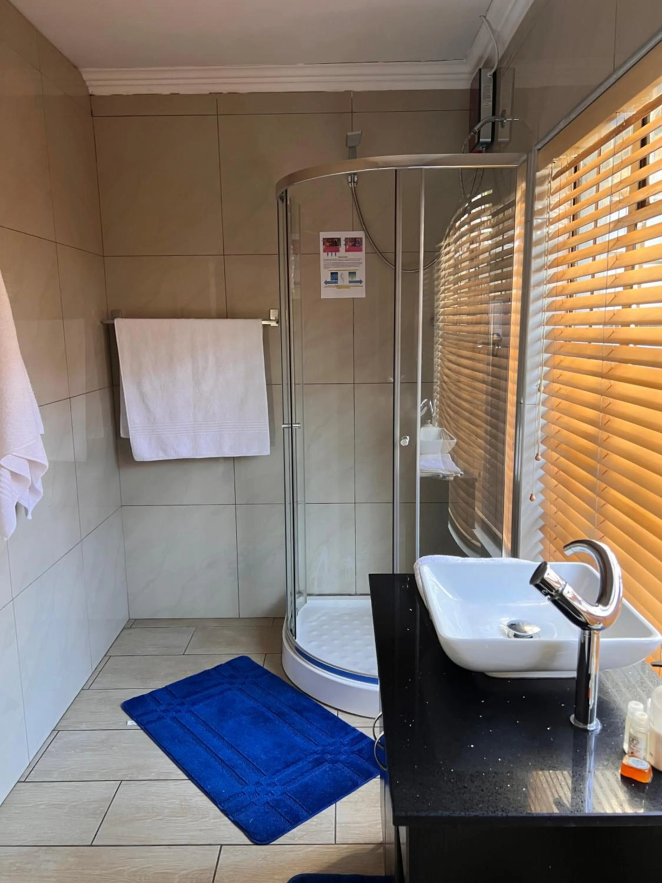 Shower in 2 Op Terblanche Guesthouse