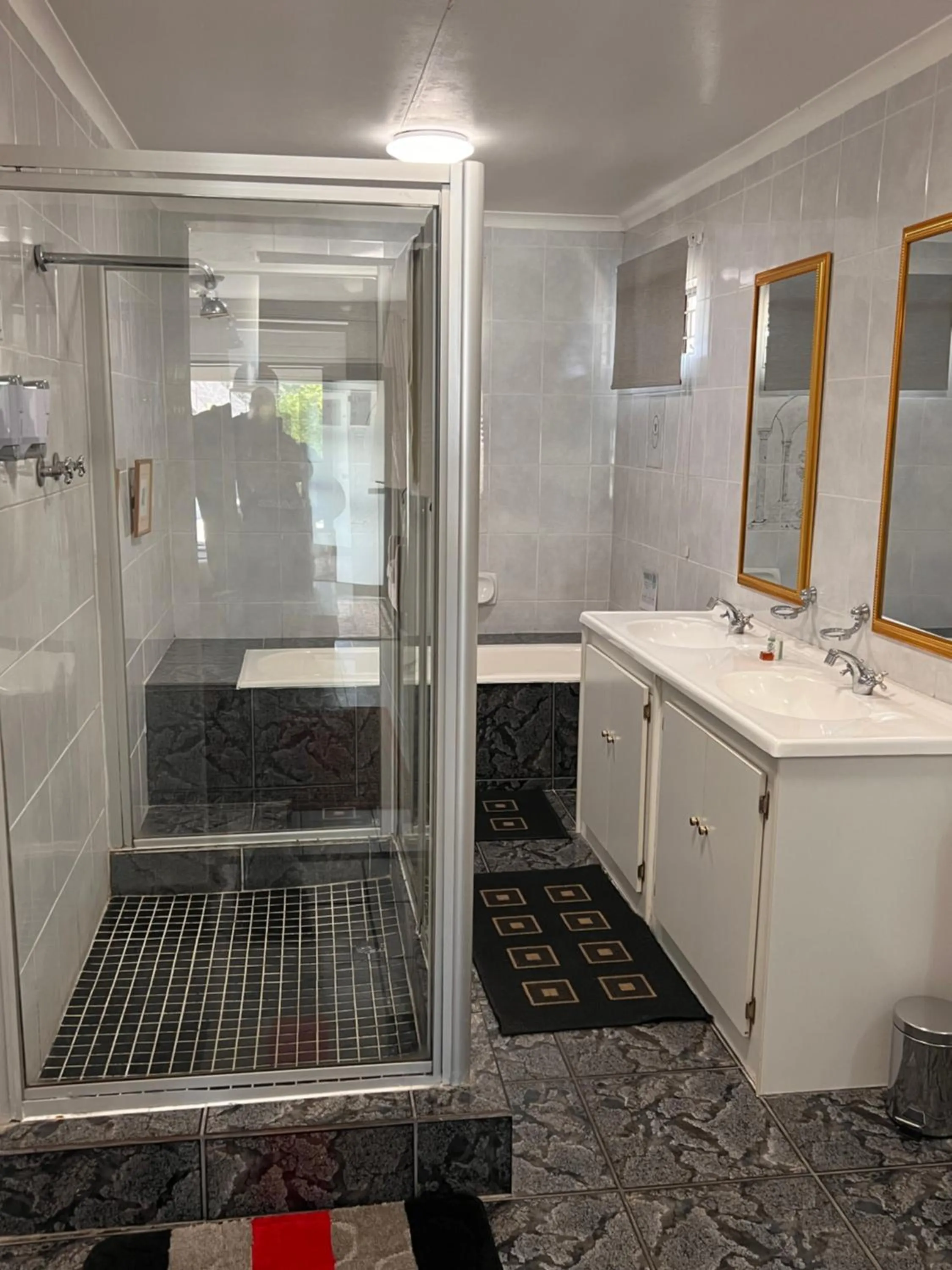 Shower in 2 Op Terblanche Guesthouse