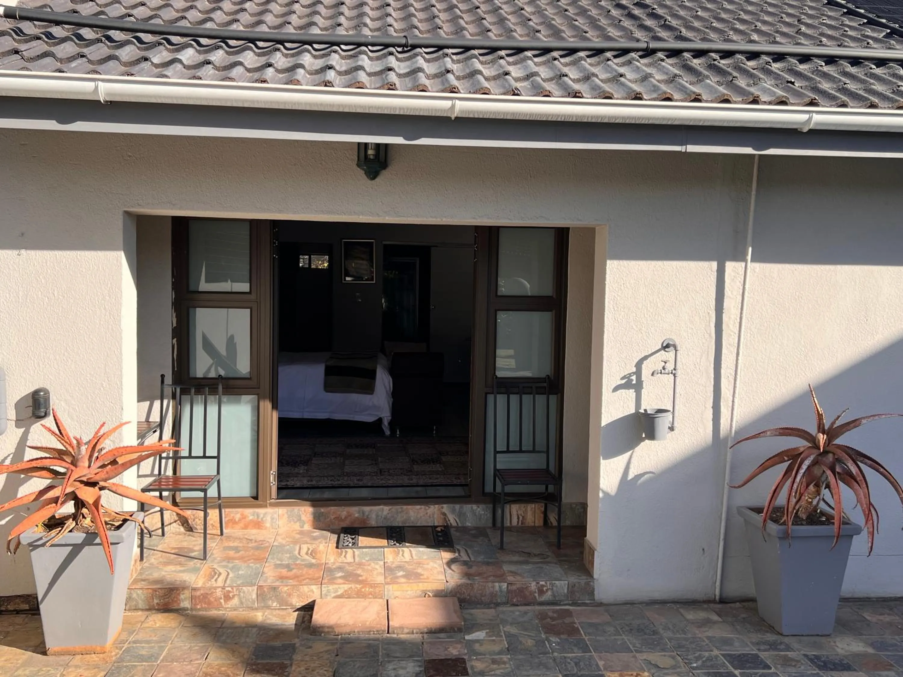 Facade/entrance in 2 Op Terblanche Guesthouse