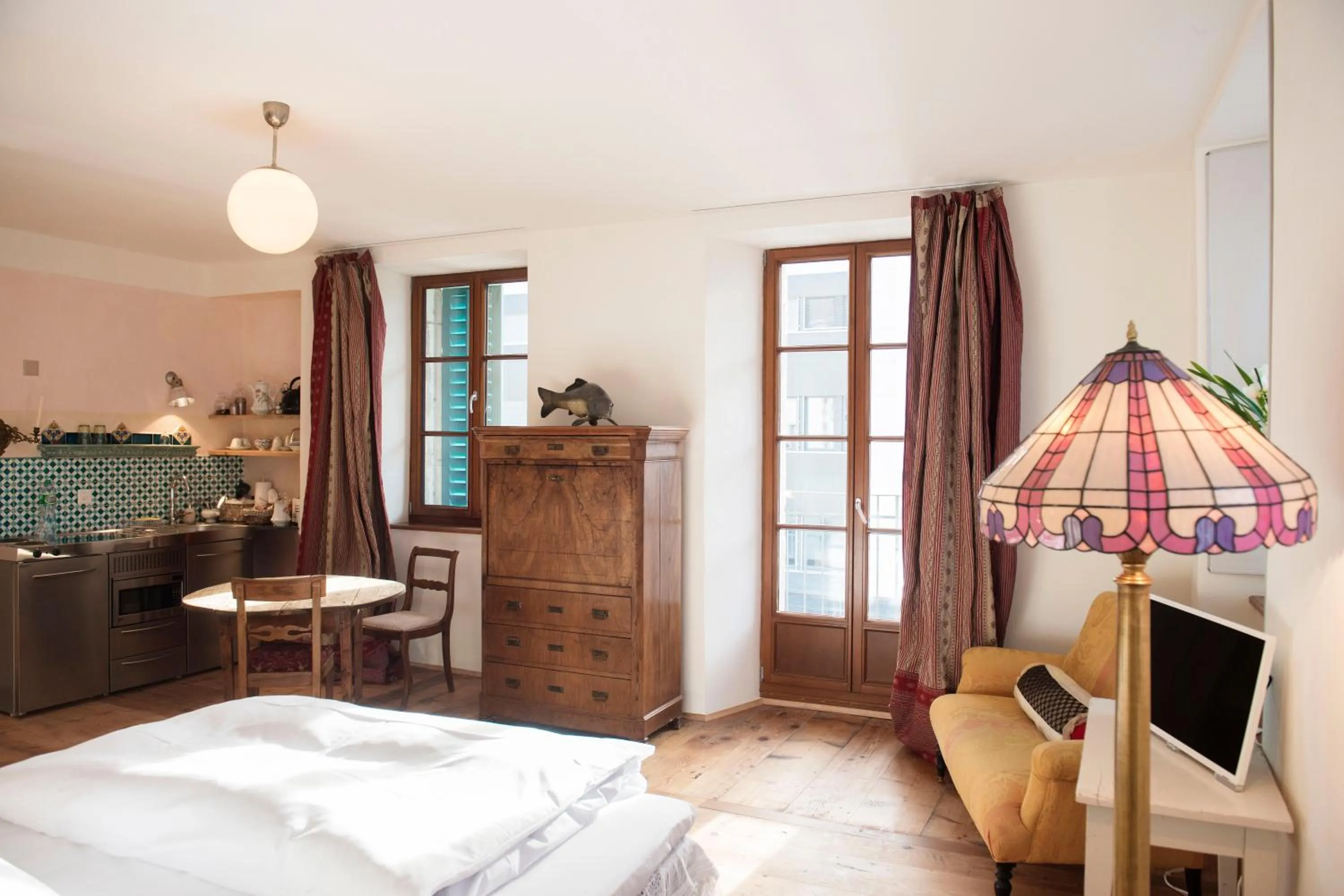 Kitchen or kitchenette, Bed in Boutique-Hotel Guesthouse Le Locle