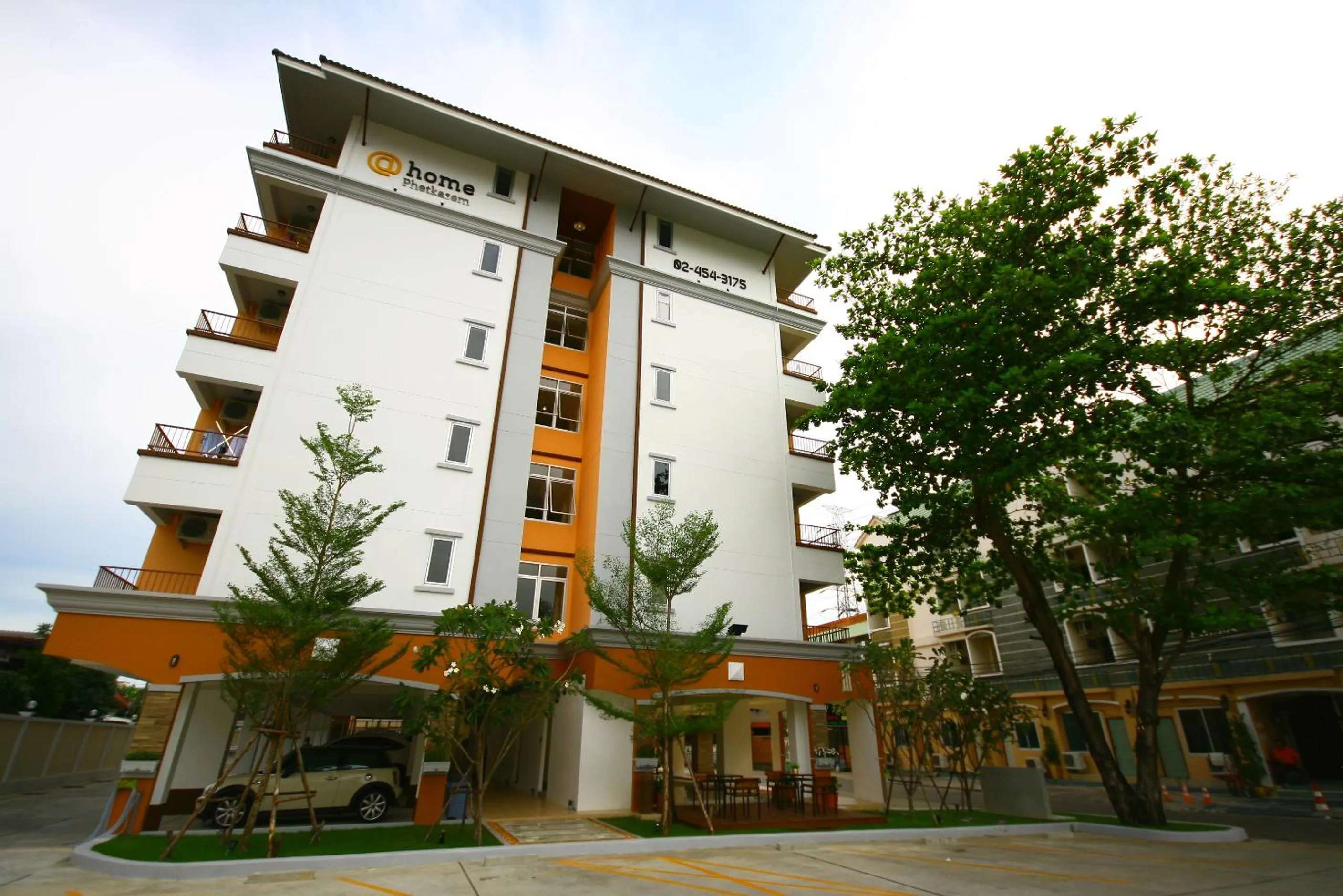 Facade/entrance in At Home Phetkasem