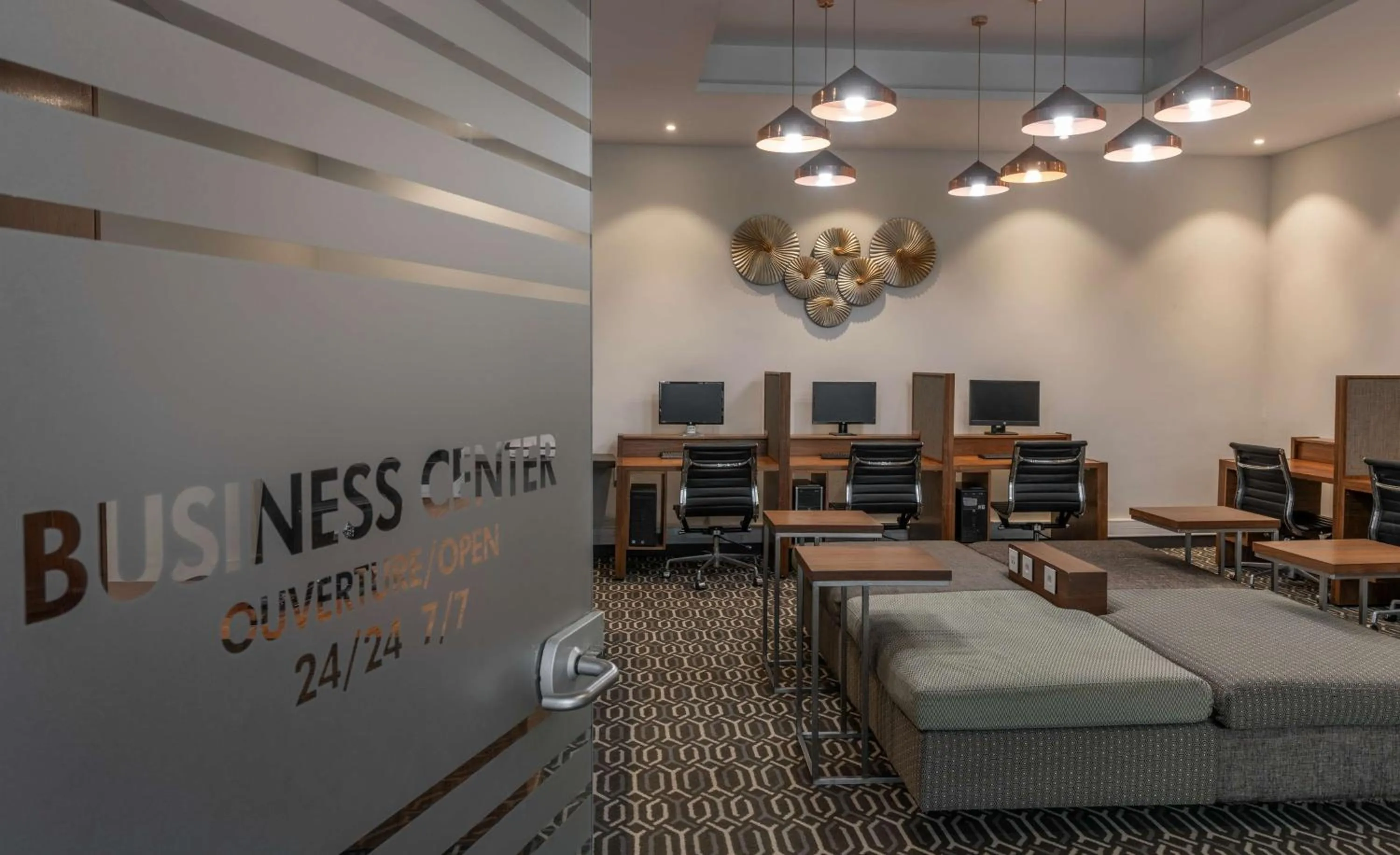 Business facilities, Bed in Radisson Blu Okoume Palace Hotel, Libreville