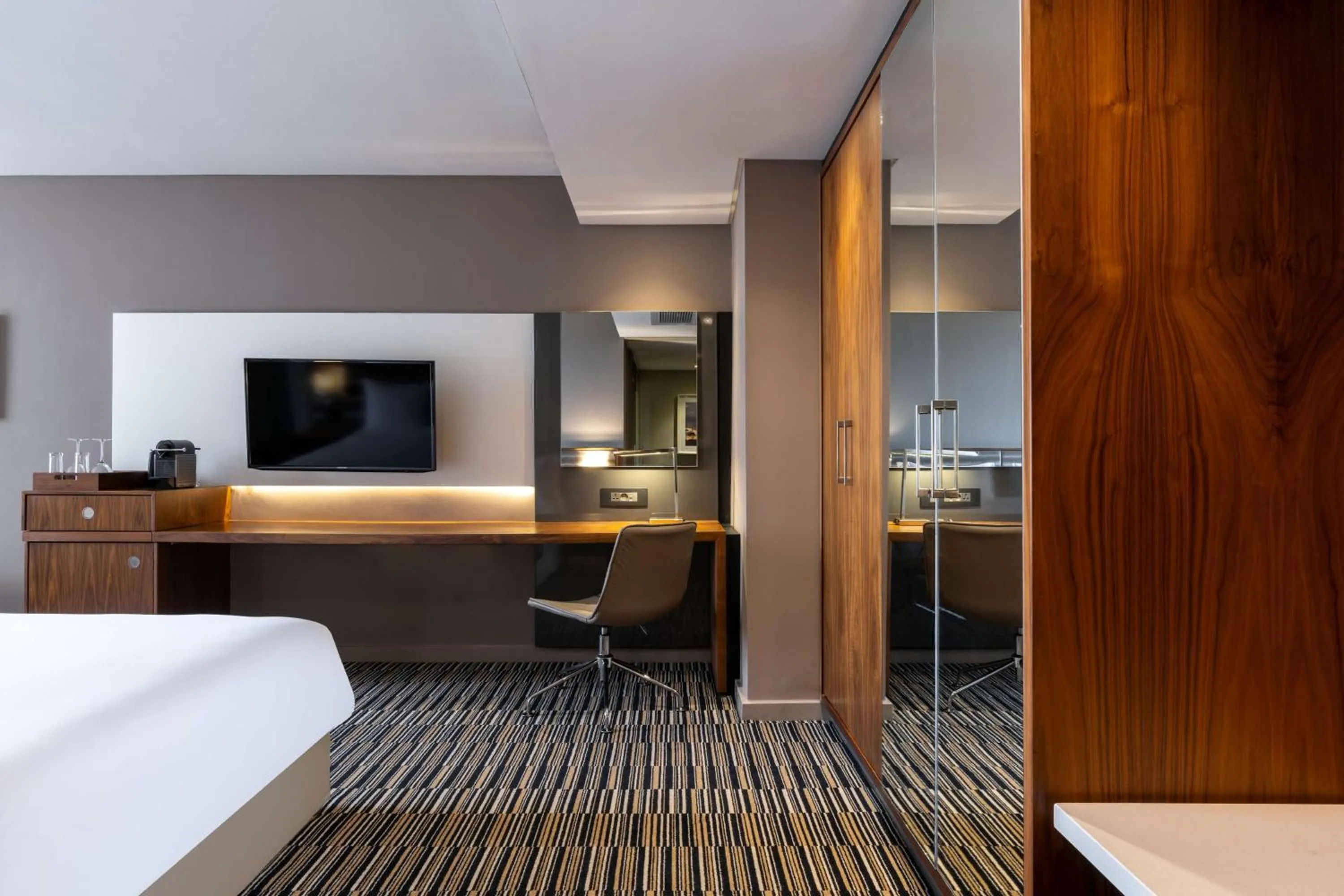 TV and multimedia, Bed in Radisson Blu Okoume Palace Hotel, Libreville