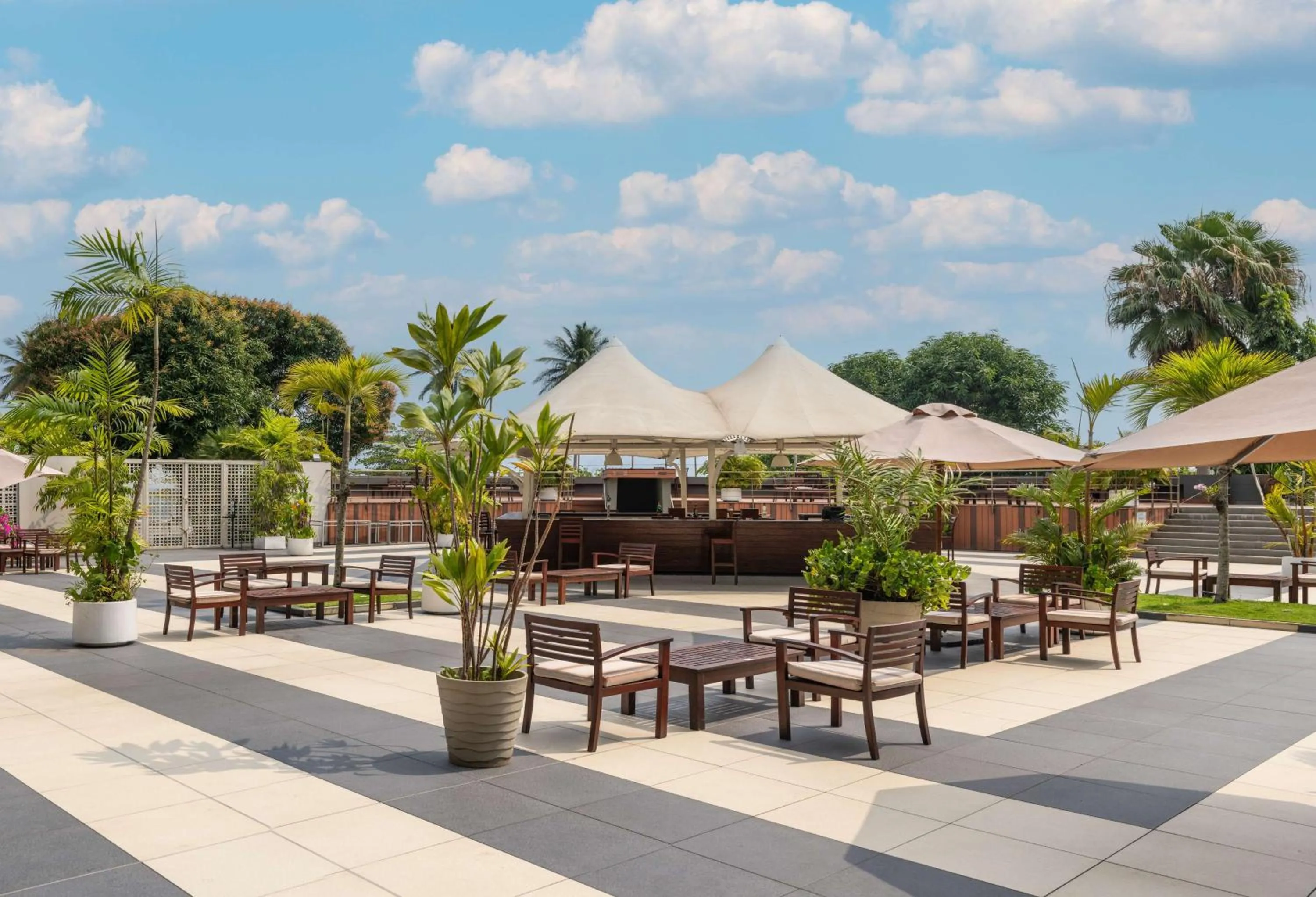 Lounge or bar in Radisson Blu Okoume Palace Hotel, Libreville