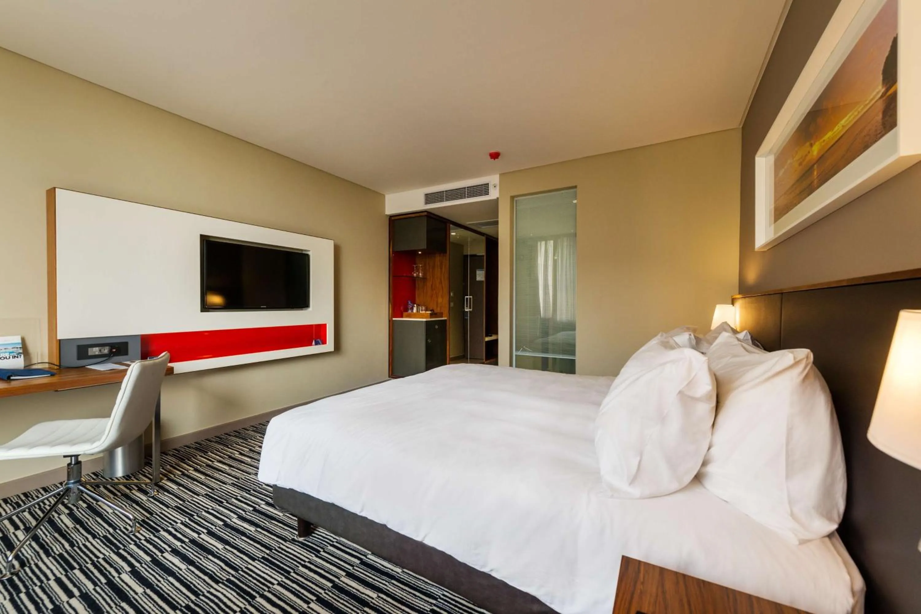 Photo of the whole room, Bed in Radisson Blu Okoume Palace Hotel, Libreville