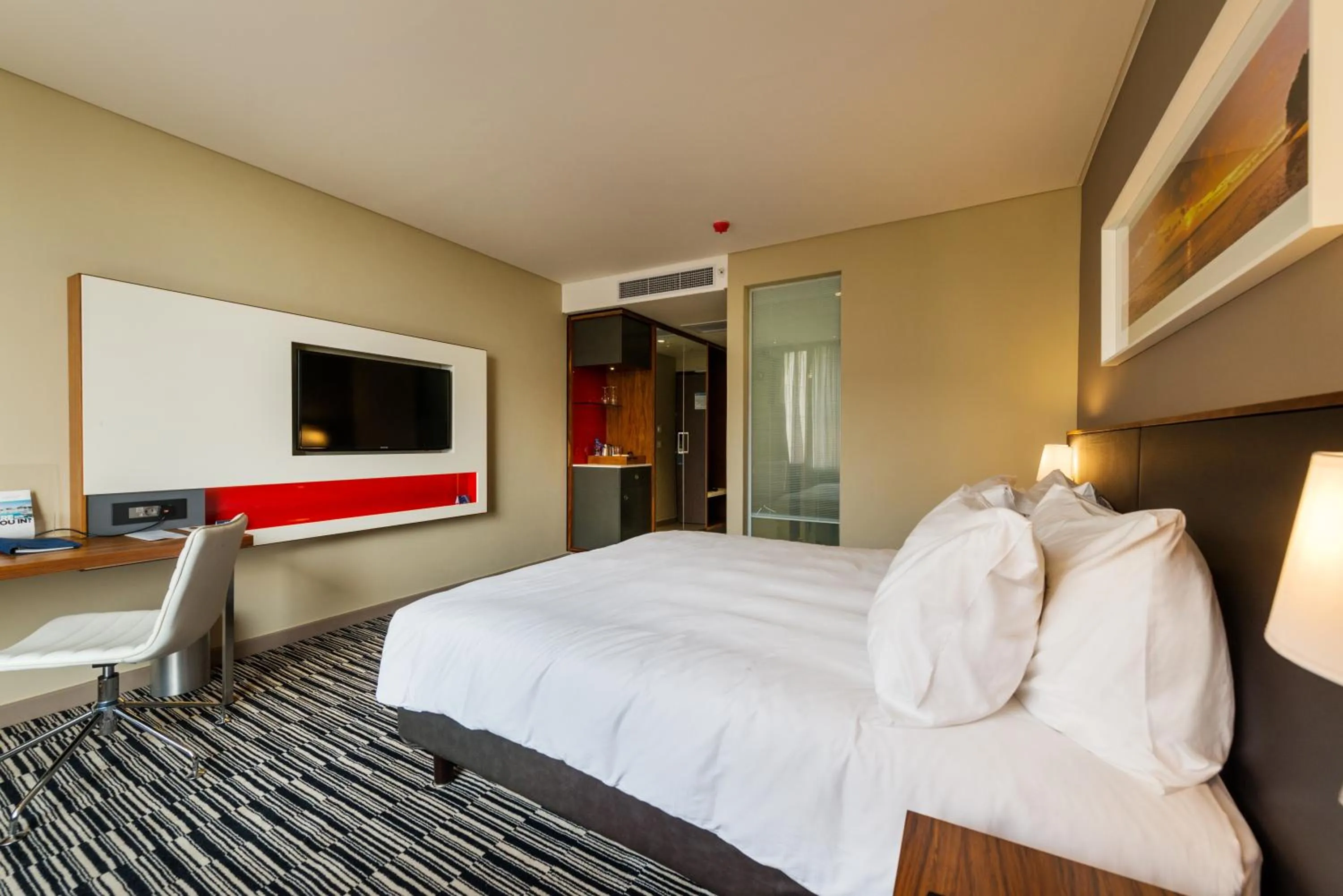 Photo of the whole room, Bed in Radisson Blu Okoume Palace Hotel, Libreville