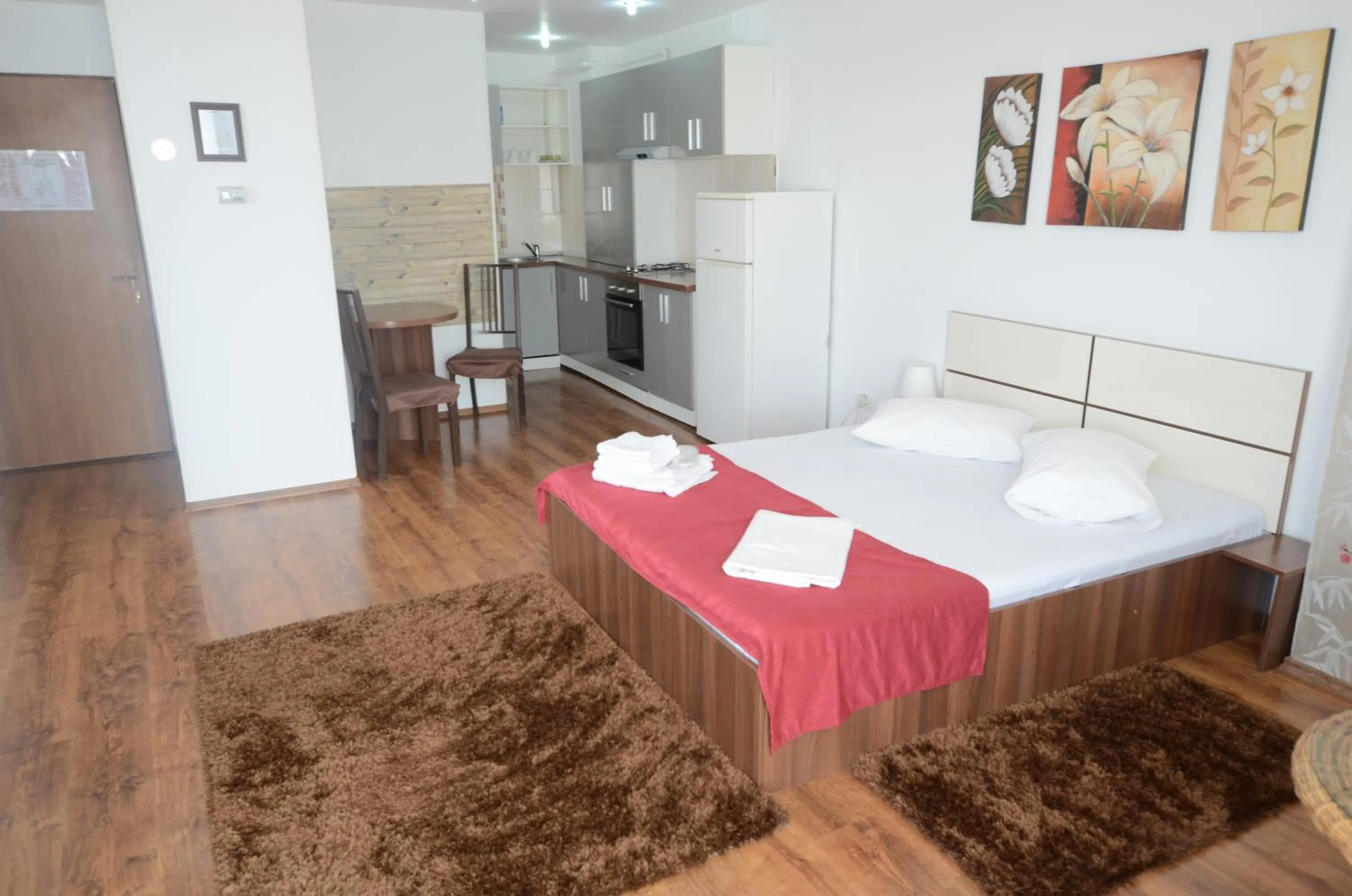 Staff, Bed in Mosilor Apartments