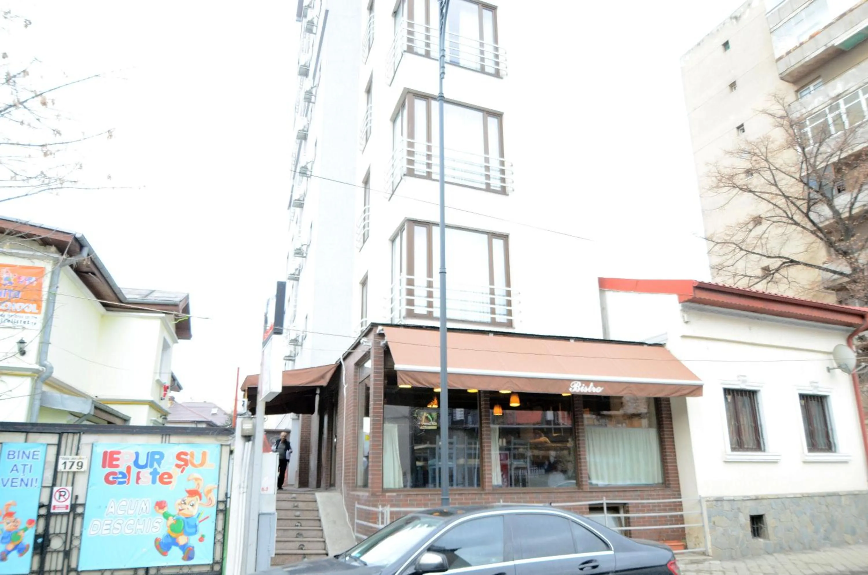 Facade/entrance in Mosilor Apartments