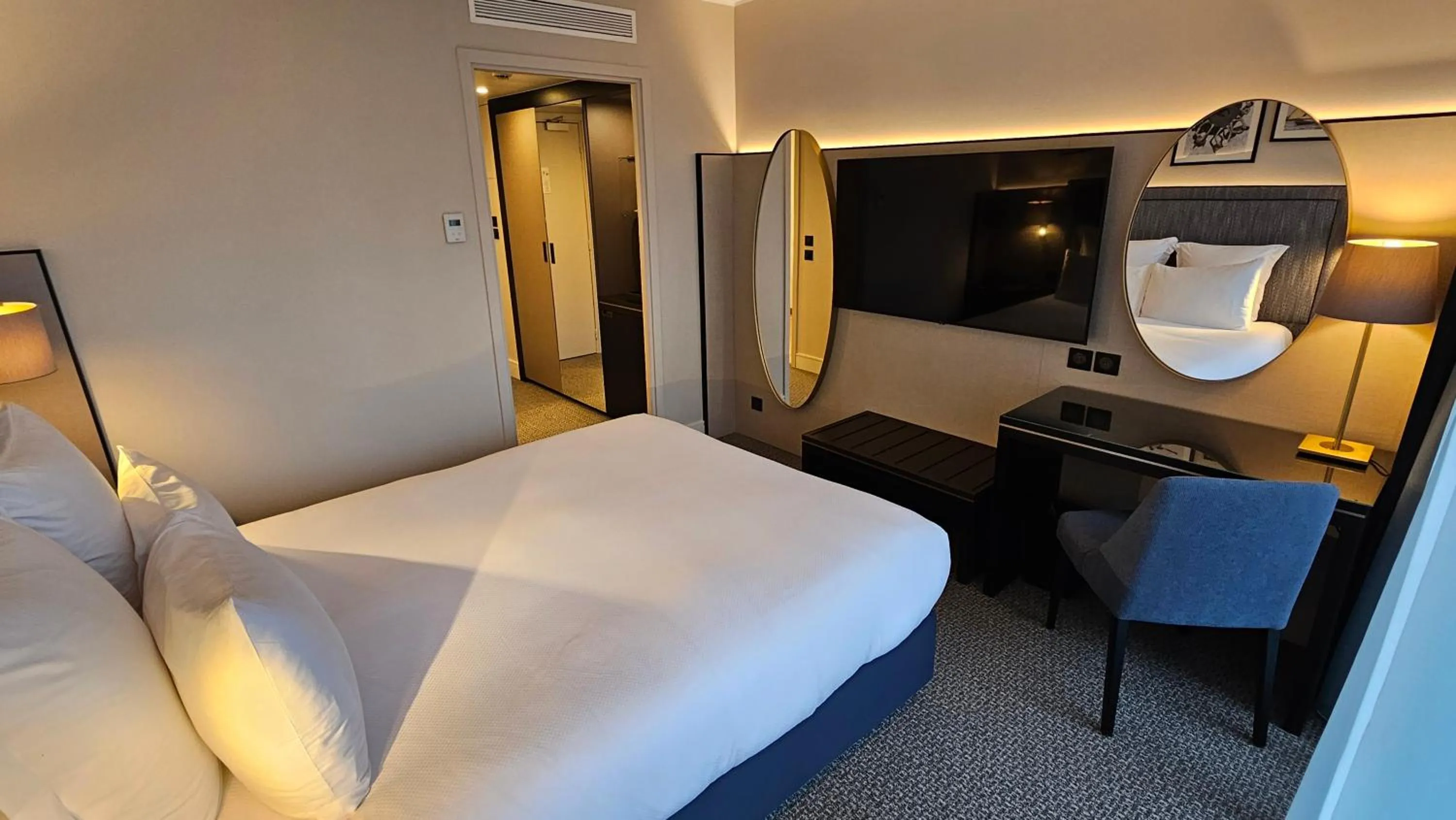 Photo of the whole room, Bed in Columbus Hotel Monte-Carlo, Curio Collection by Hilton