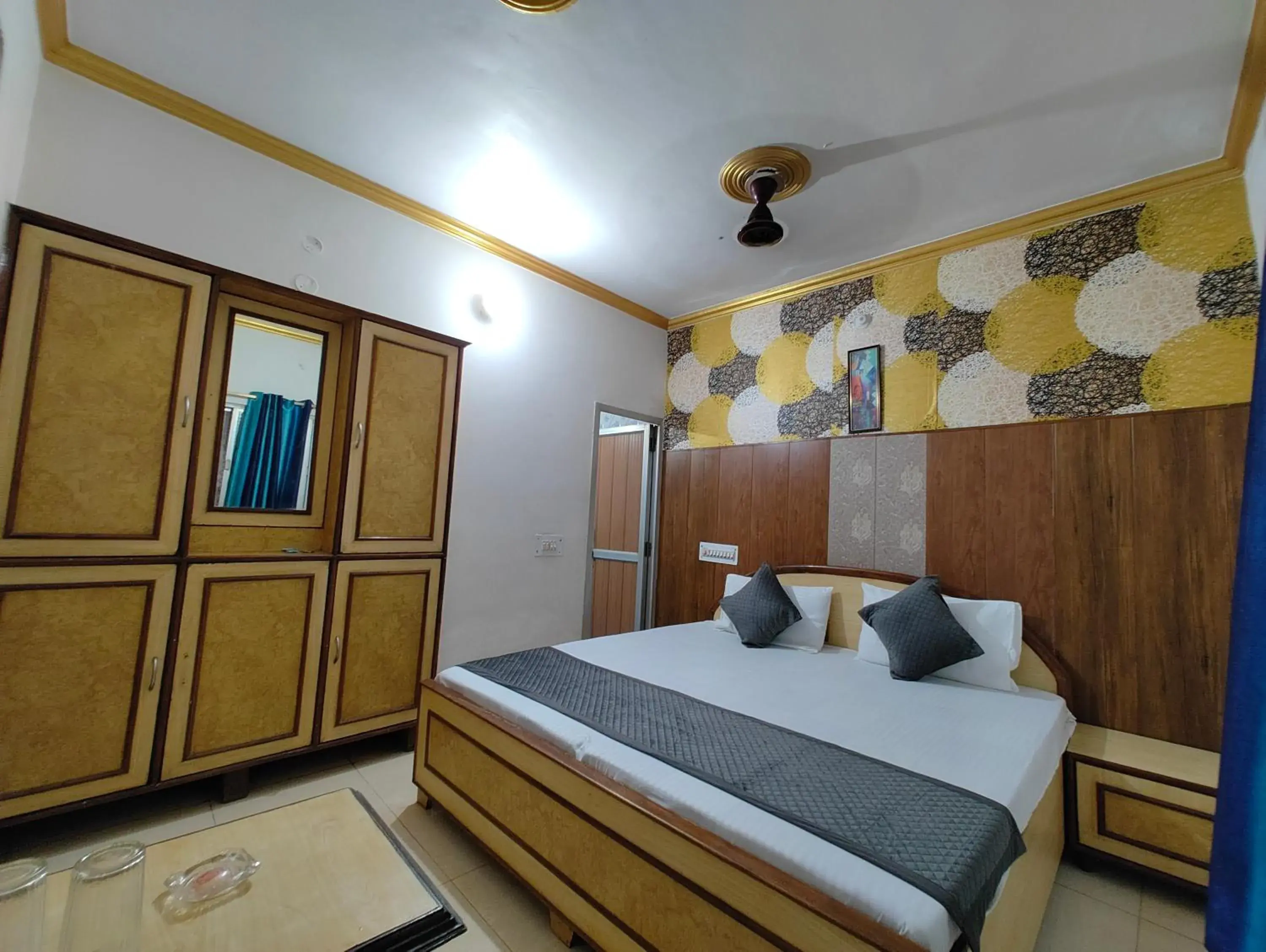 Standard Double Room with Fan in Hotel Swarajya Palace Standard Double Room with Fan in Hotel Swarajya Palace