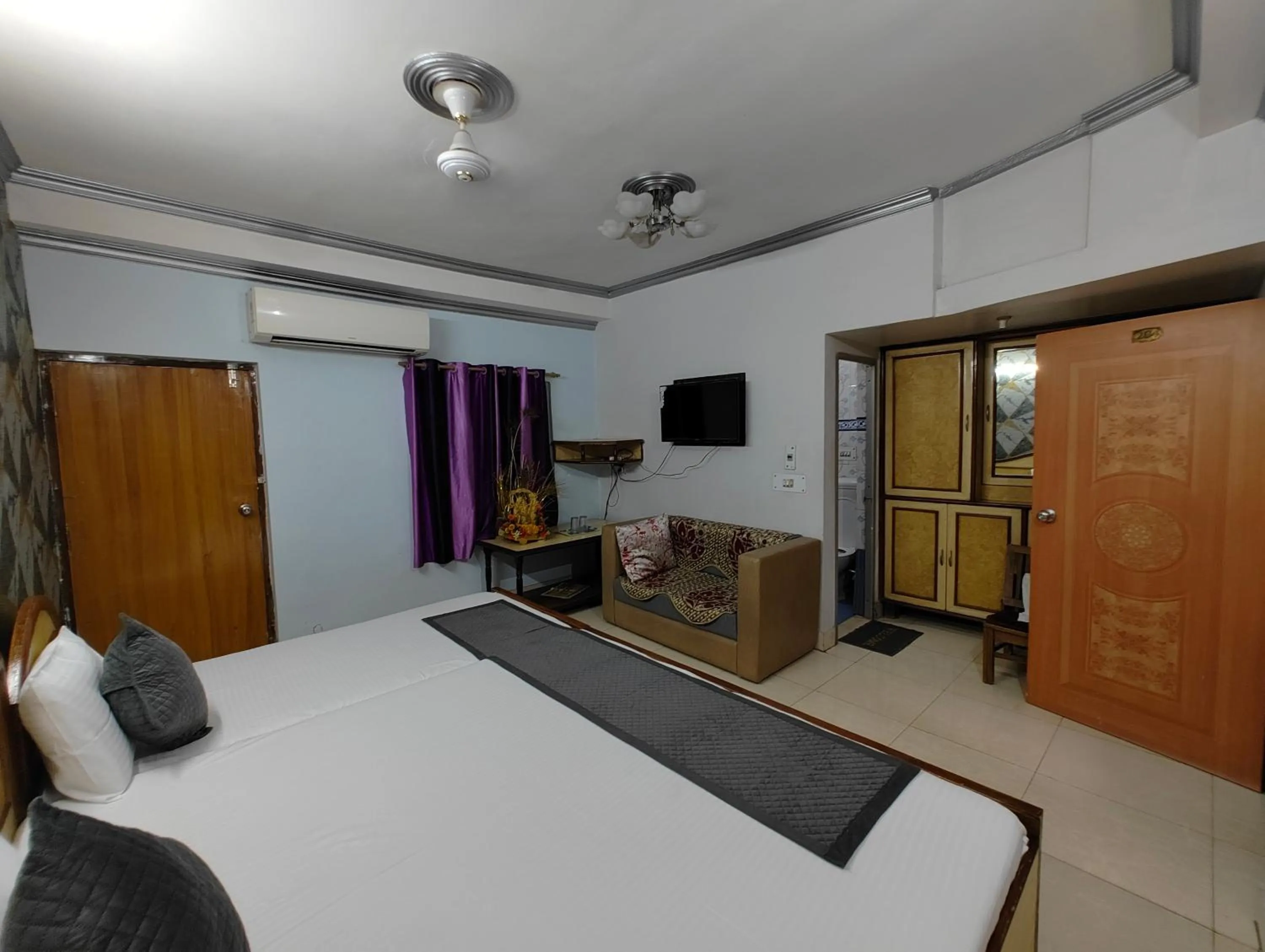 Bathroom, Bed in Hotel Swarajya Palace