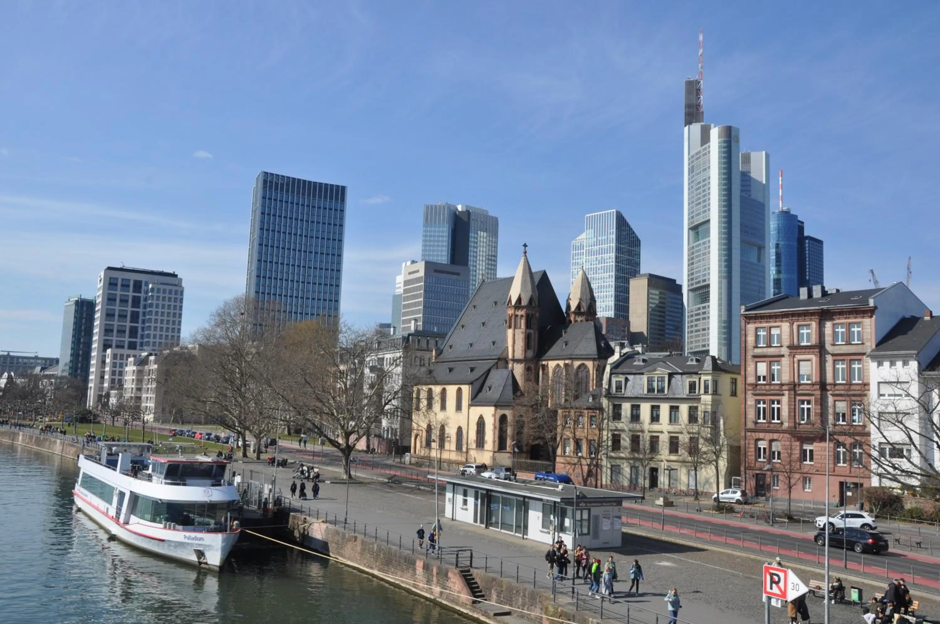 Spring in Frankfurt Bed & Breakfast