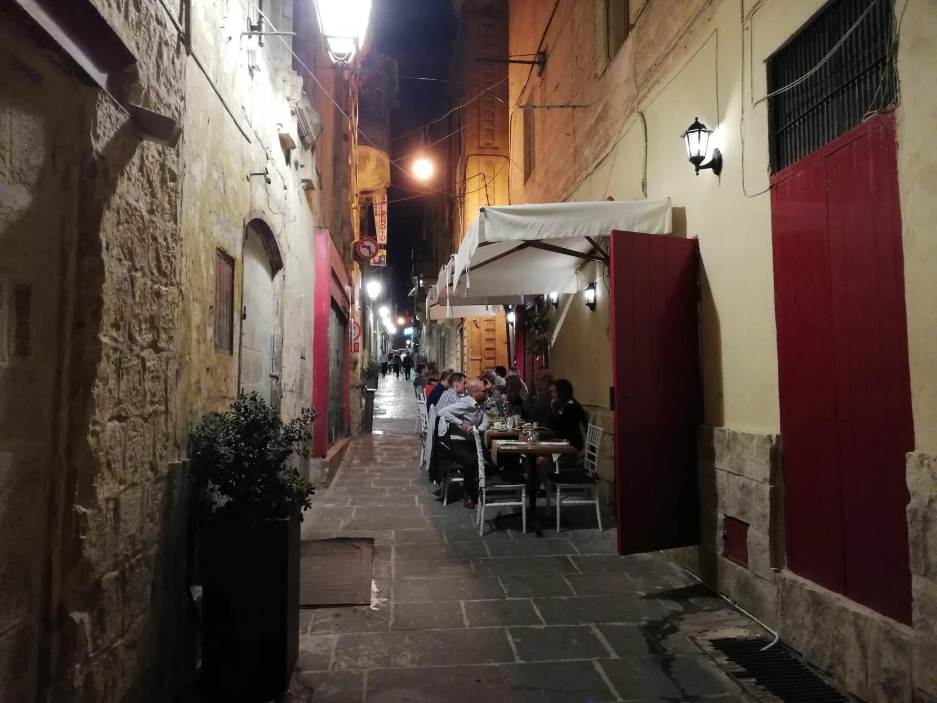 Restaurant/places to eat in Three Cities Apartments