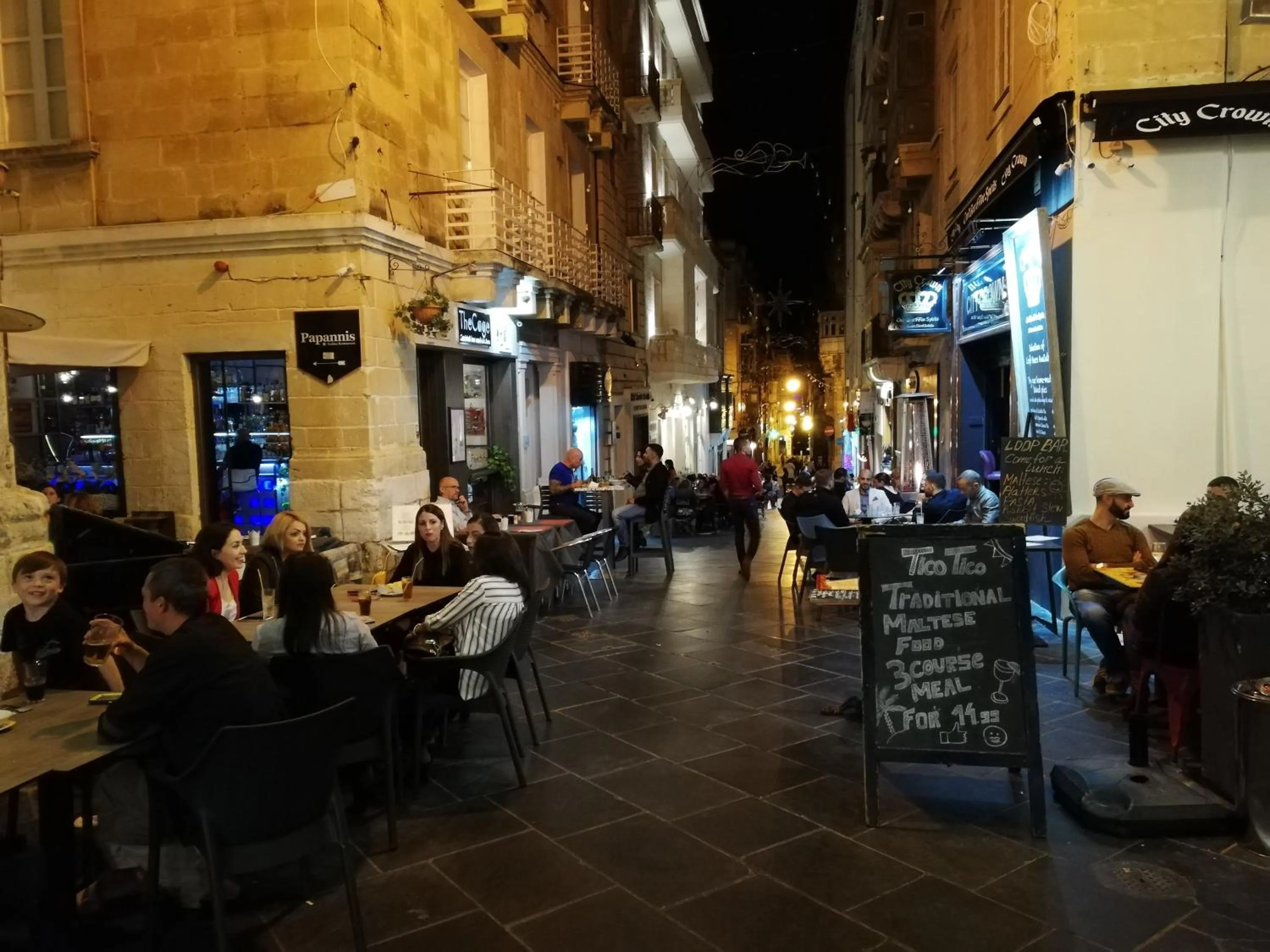 Restaurant/places to eat in Three Cities Apartments