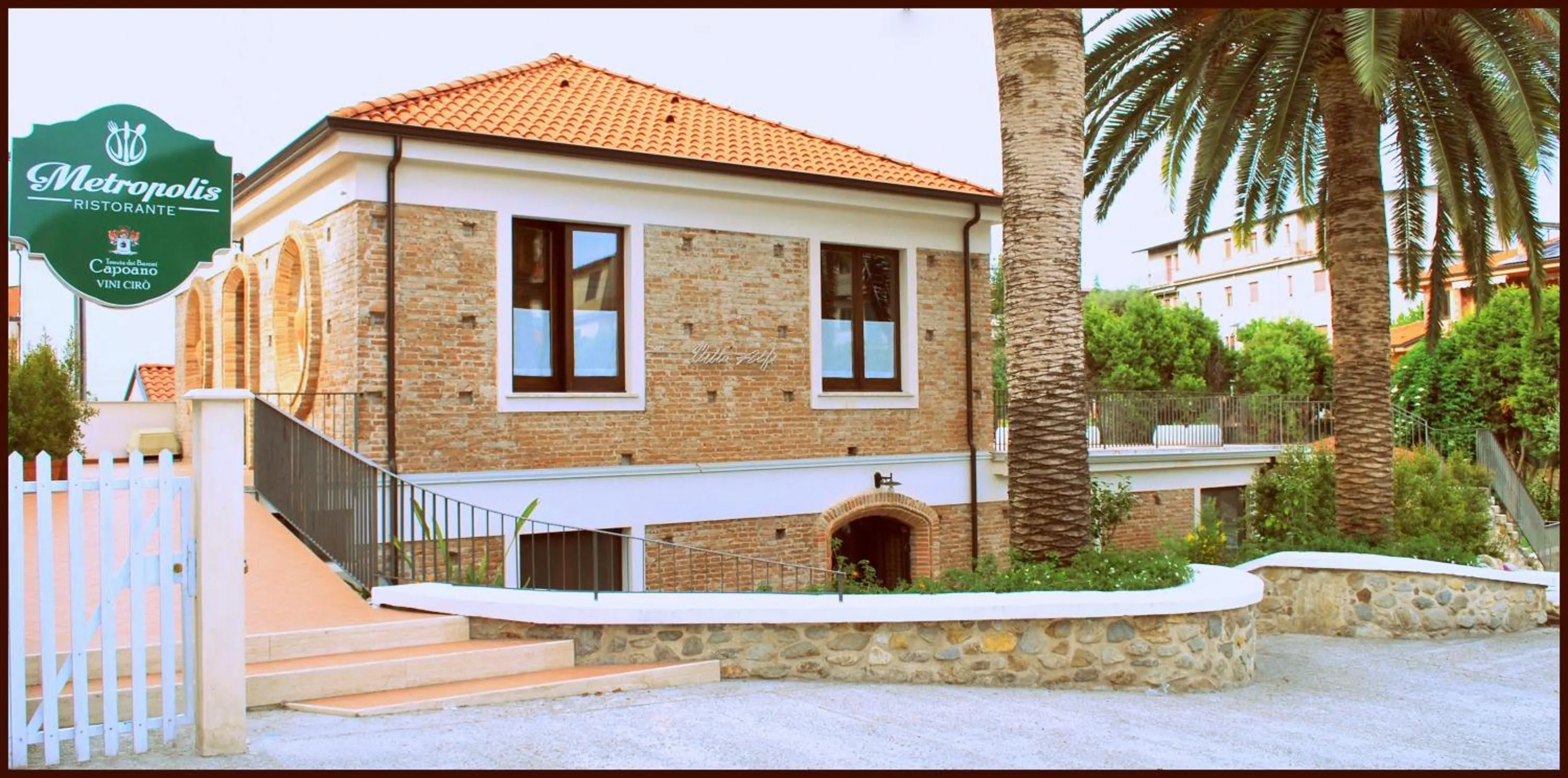 Facade/entrance in Metropoli's